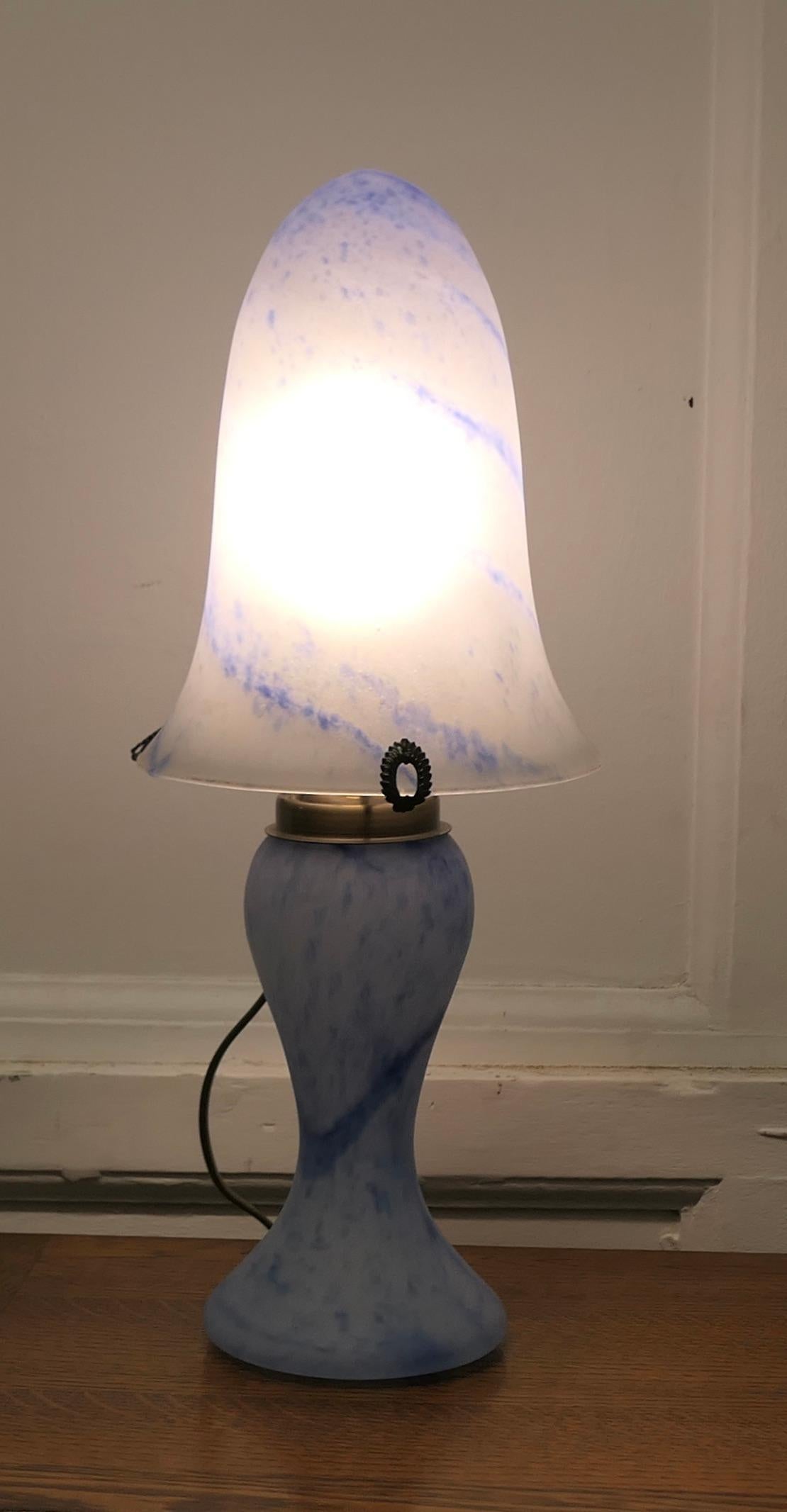 Verre d'art  Lampe en verre bleu End of Day de style Art Déco et abat-jour en verre  Il s'agit d'un très joli en vente