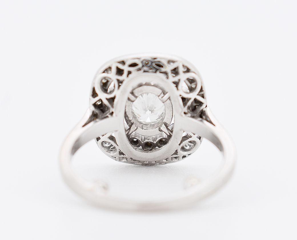 Taglio brillante Anello di fidanzamento in stile Art Déco, doppio alone, platino e diamanti in vendita