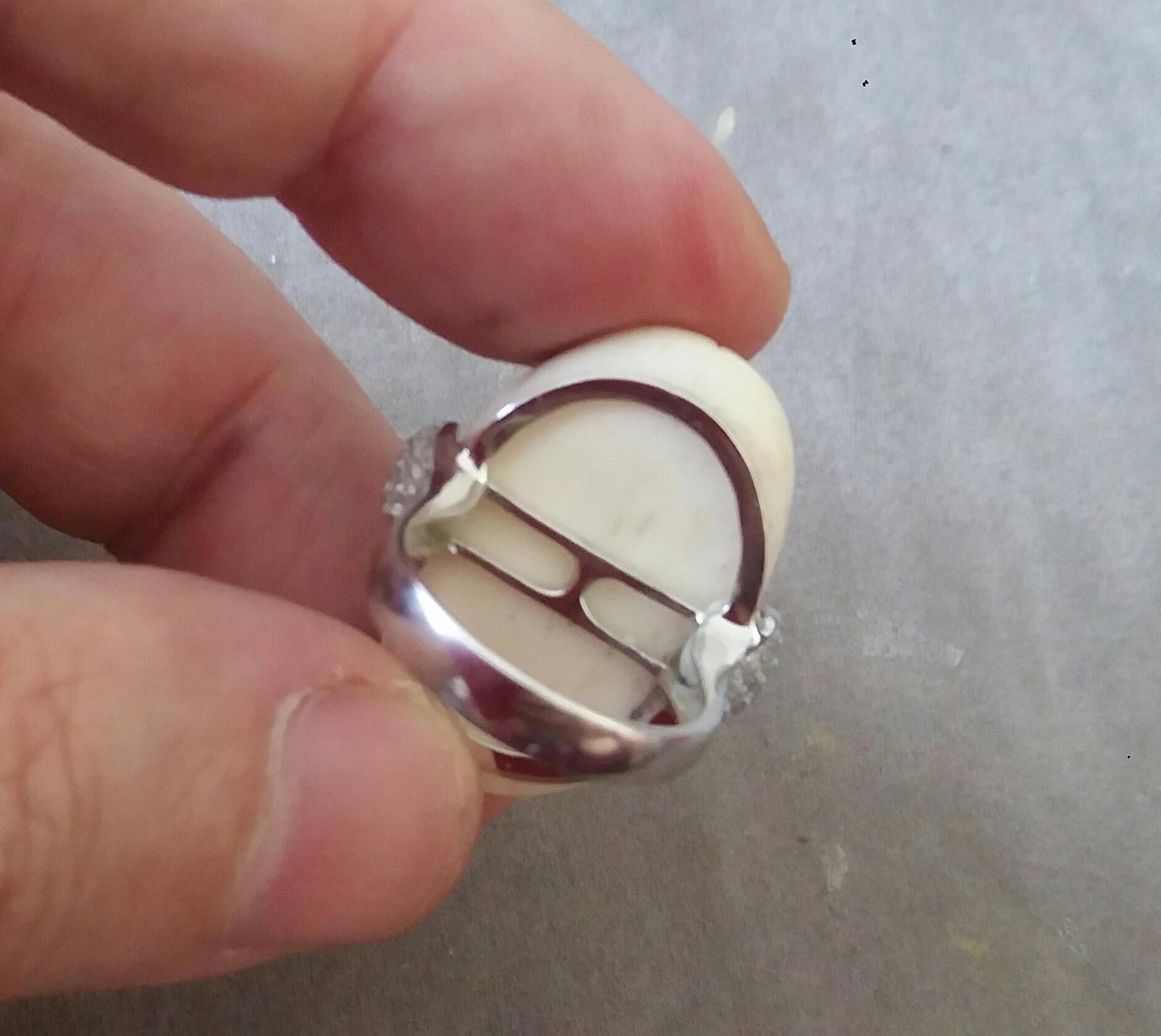 En vente :  Bague de cocktail de style Art déco en or, onyx noir, rubis et diamants en forme d'os gravé 15