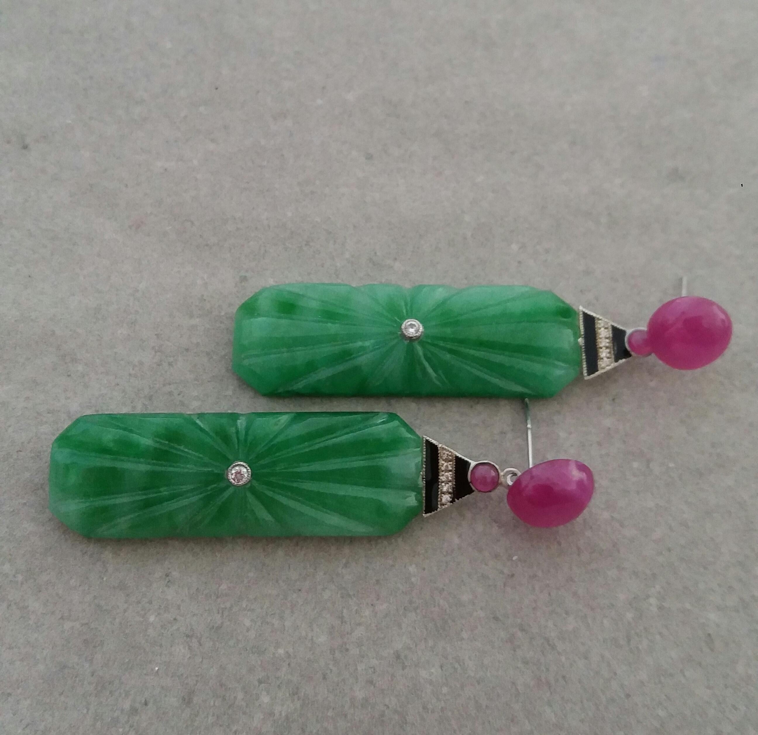 Taglio misto Orecchini pendenti in stile Art Deco con giada di Birmania incisa, smalto e rubino, oro e diamanti in vendita