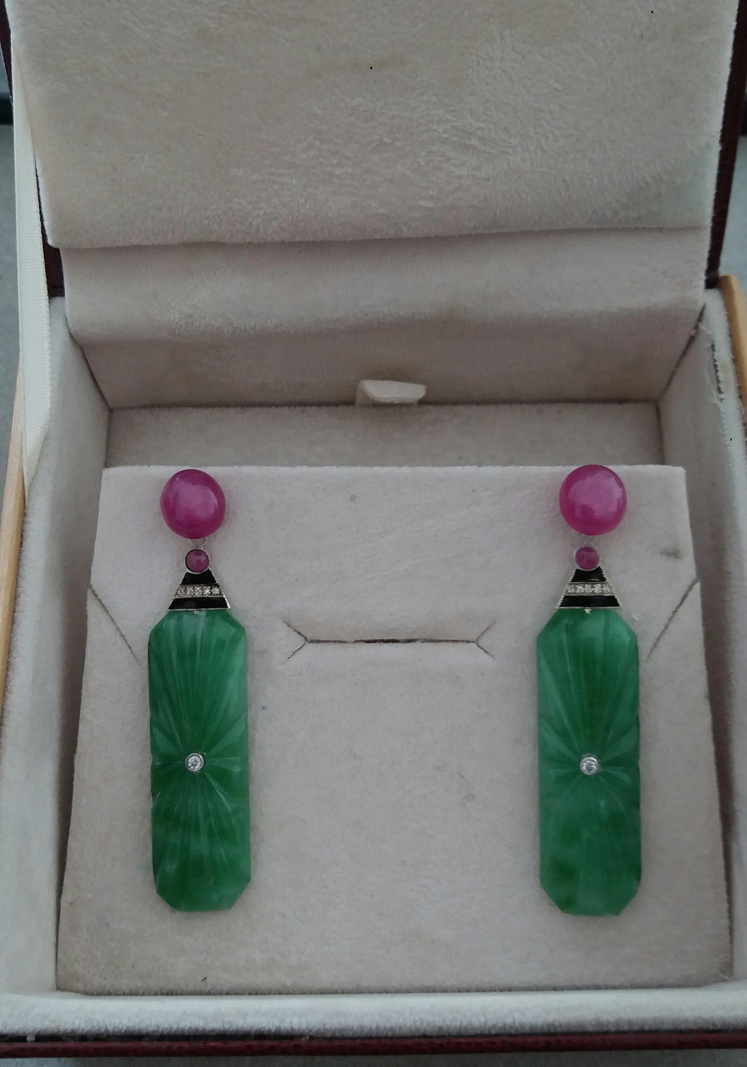 Orecchini pendenti in stile Art Deco con giada di Birmania incisa, smalto e rubino, oro e diamanti In condizioni buone in vendita a Bangkok, TH