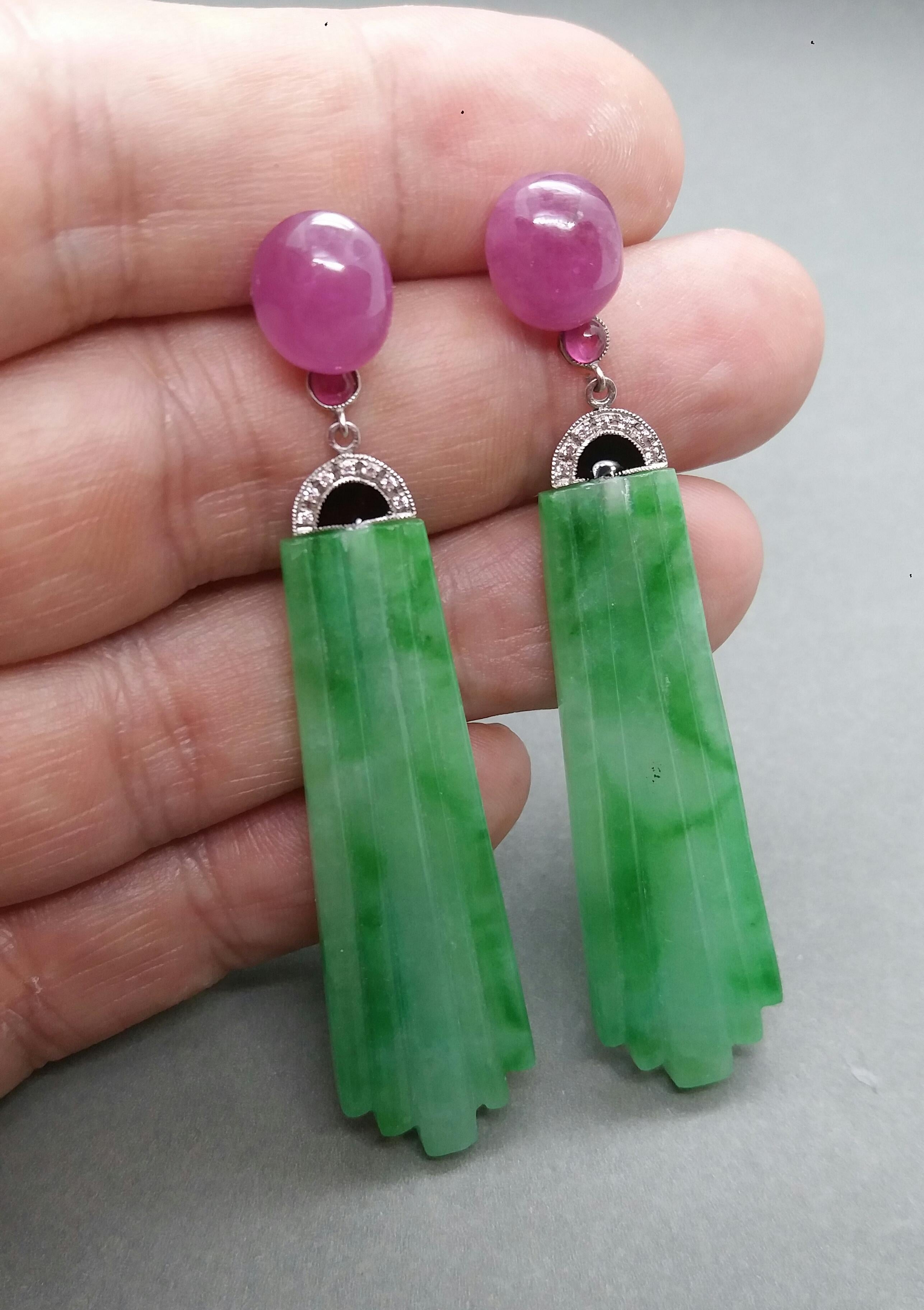 Orecchini pendenti in stile Art Deco con giada di Birmania incisa, smalto e rubino, oro e diamanti In condizioni buone in vendita a Bangkok, TH