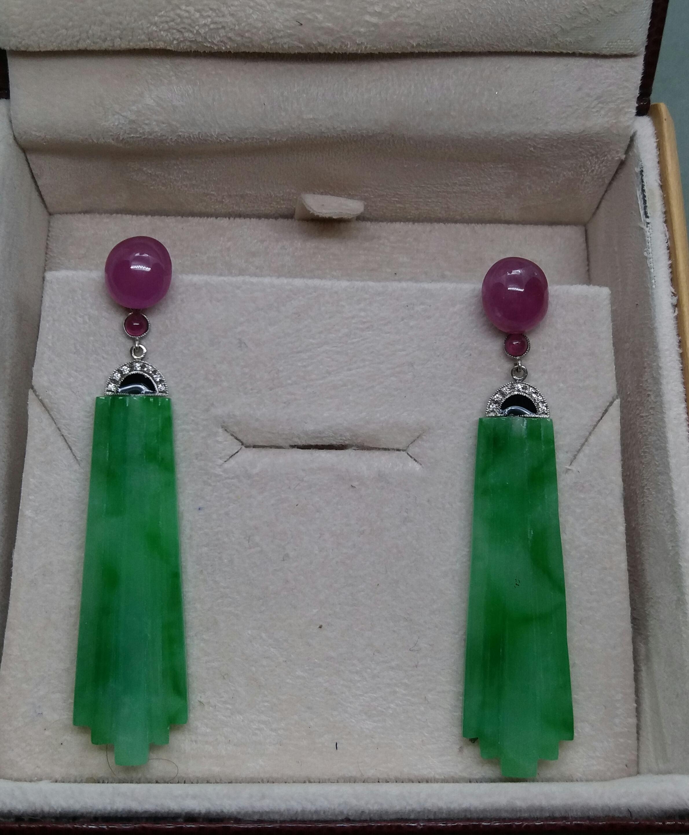 Donna Orecchini pendenti in stile Art Deco con giada di Birmania incisa, smalto e rubino, oro e diamanti in vendita
