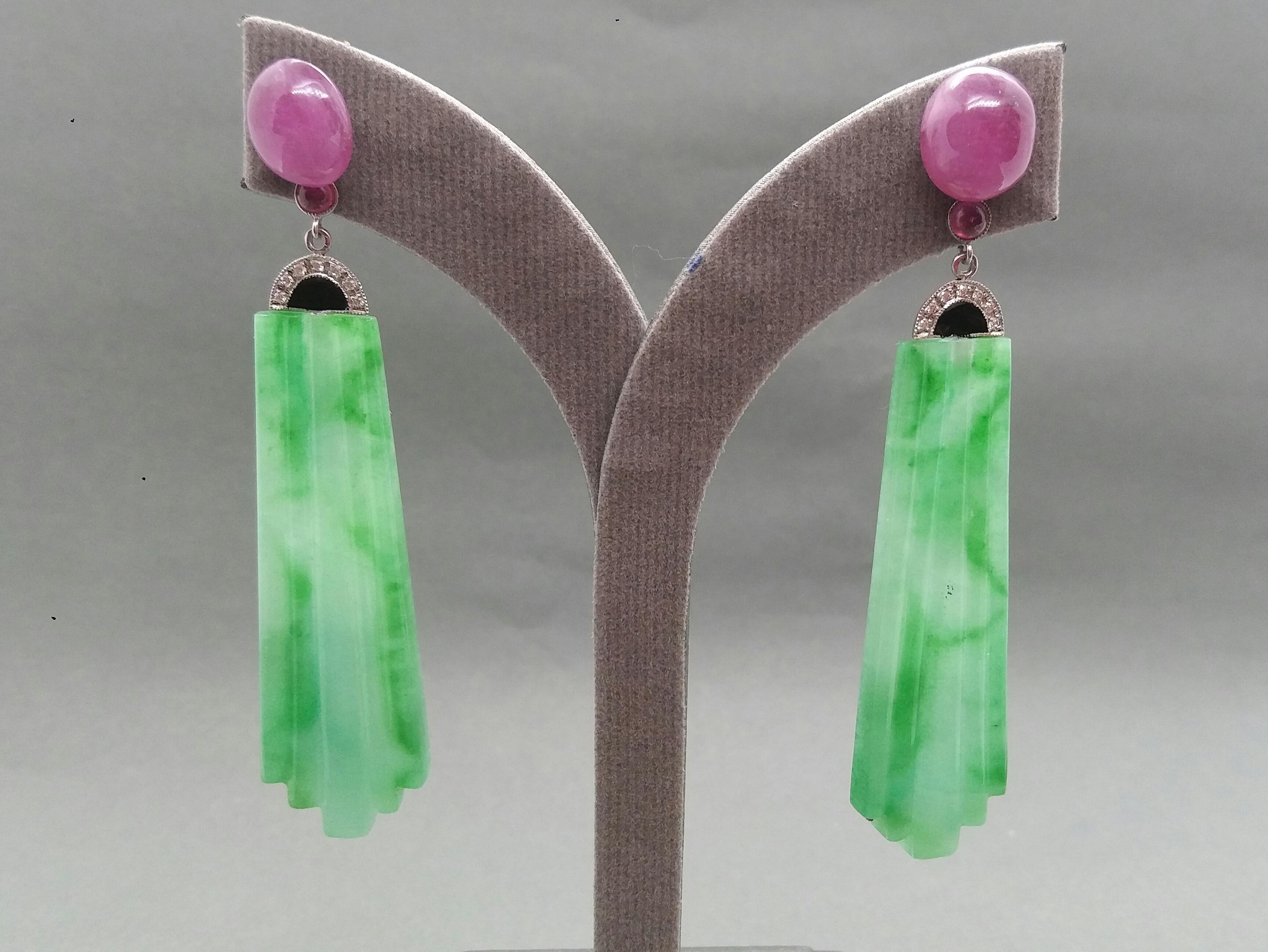 Orecchini pendenti in stile Art Deco con giada di Birmania incisa, smalto e rubino, oro e diamanti in vendita 1