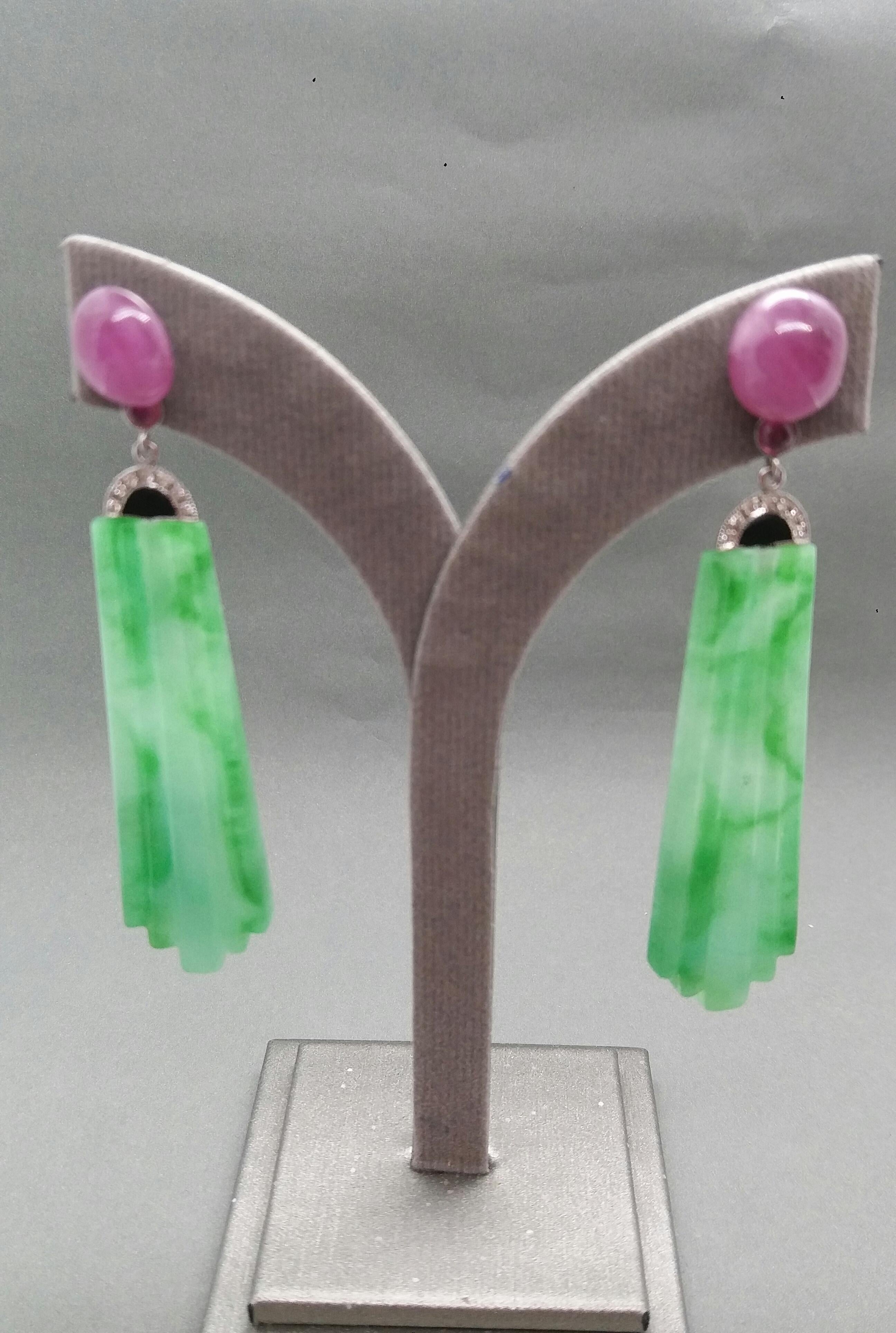Orecchini pendenti in stile Art Deco con giada di Birmania incisa, smalto e rubino, oro e diamanti in vendita 2