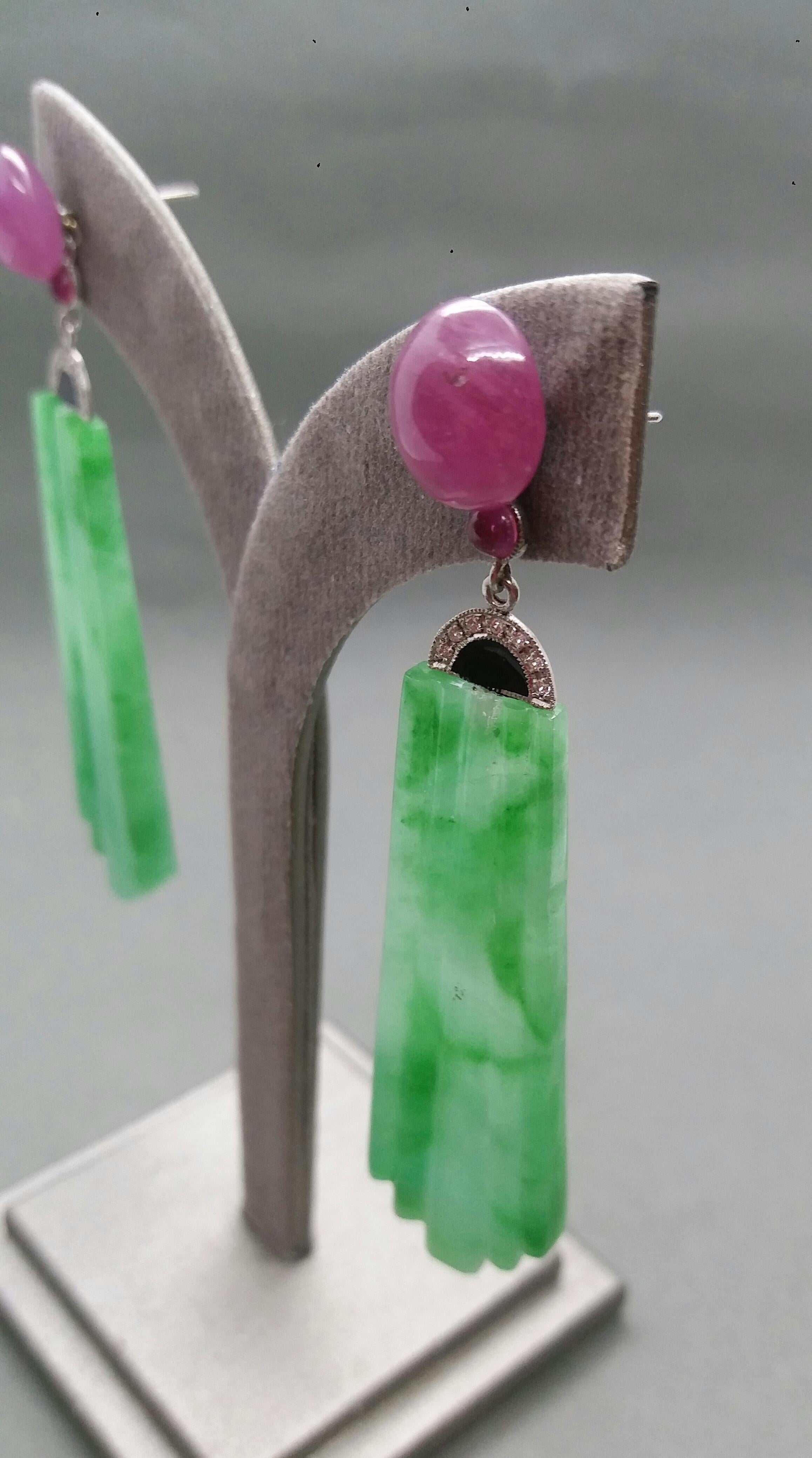 Orecchini pendenti in stile Art Deco con giada di Birmania incisa, smalto e rubino, oro e diamanti in vendita 3