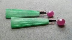 Boucles d'oreilles trapèze de style Art déco en jade de Birmanie gravé, émail, rubis et diamants