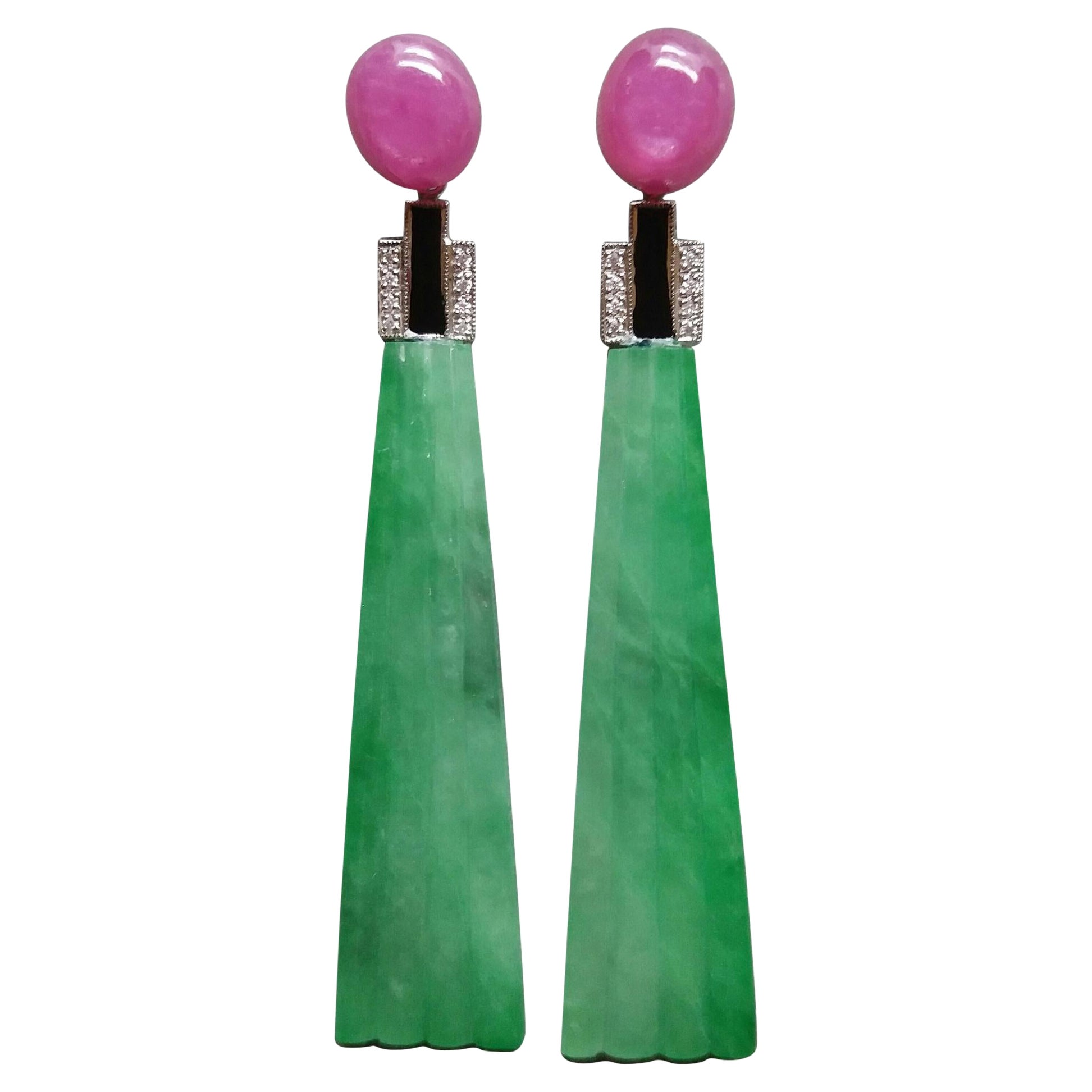 Boucles d'oreilles trapèze de style Art déco en jade de Birmanie gravé, émail, rubis et diamants