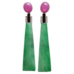 Boucles d'oreilles trapèze de style Art déco en jade de Birmanie gravé, émail, rubis et diamants
