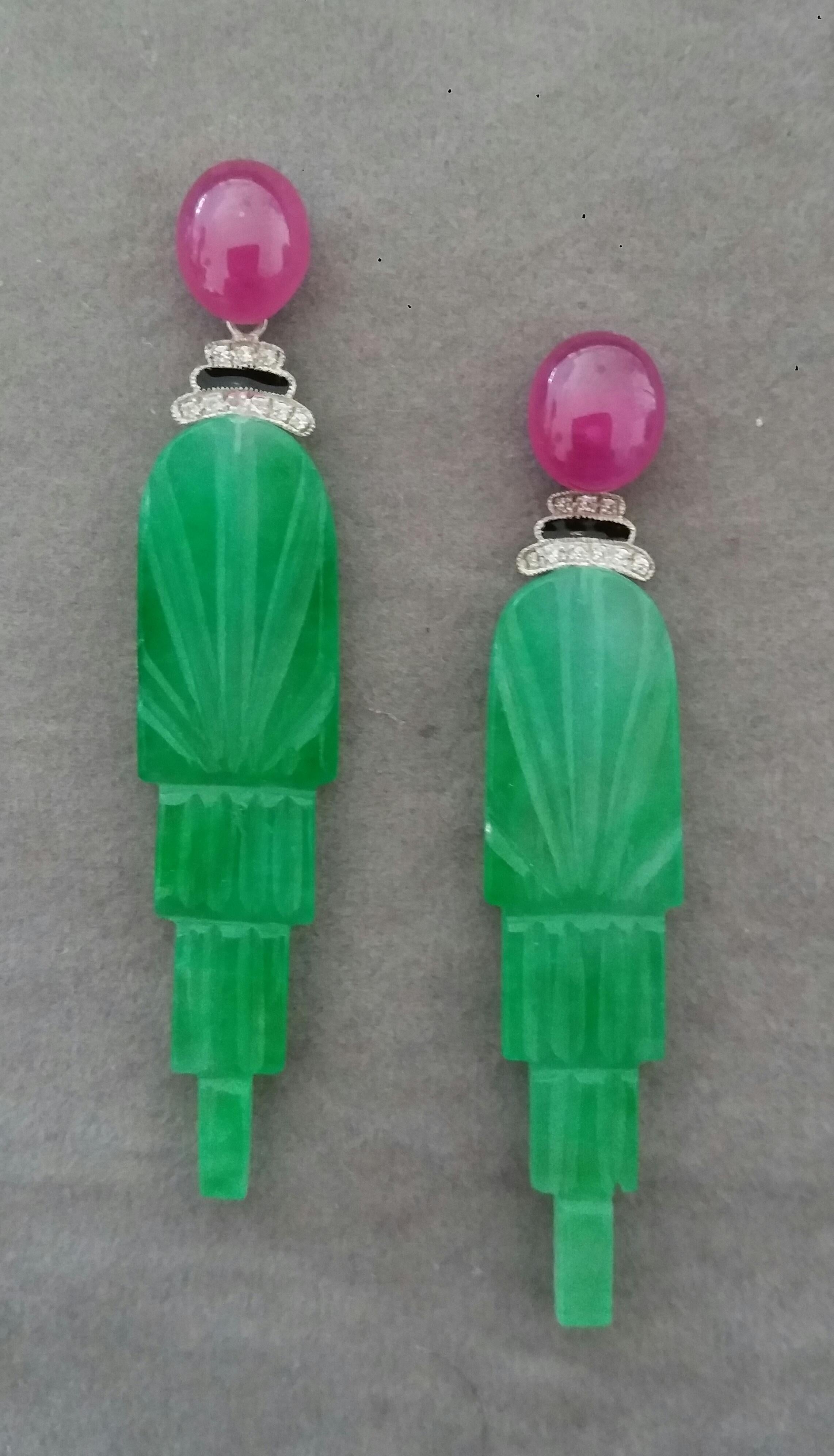 Les parties supérieures sont constituées de 2 cabines ovales en rubis mesurant 9x11 mm ,les parties centrales sont composées de 2 éléments en or blanc avec 18 diamants ronds de pleine taille et de l'émail noir ,dans les parties inférieures nous