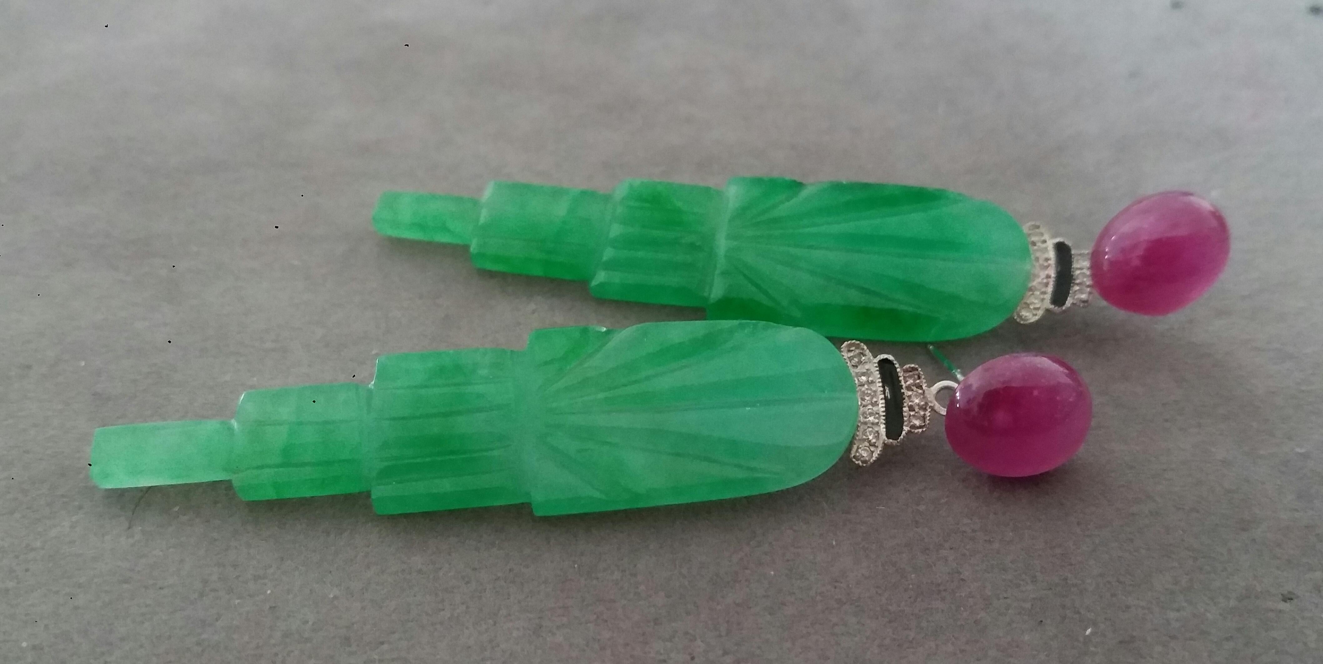 Art Deco Style Engraved Jade Black Enamel Rubies Gold Diamonds Dangle Earrings In Good Condition For Sale In Bangkok, TH