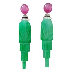 Boucles d'oreilles Art Déco Jade gravé Émail noir Rubis Or Diamants Boucles d'oreilles pendantes