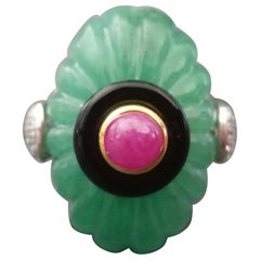 Anello da cocktail in stile Art Deco con giada incisa, onice nera, rubino, oro e diamanti