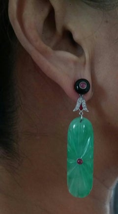 Pendientes de gota de jade grabado estilo Art Déco Rubí Ónice negro Oro Diamantes Esmalte