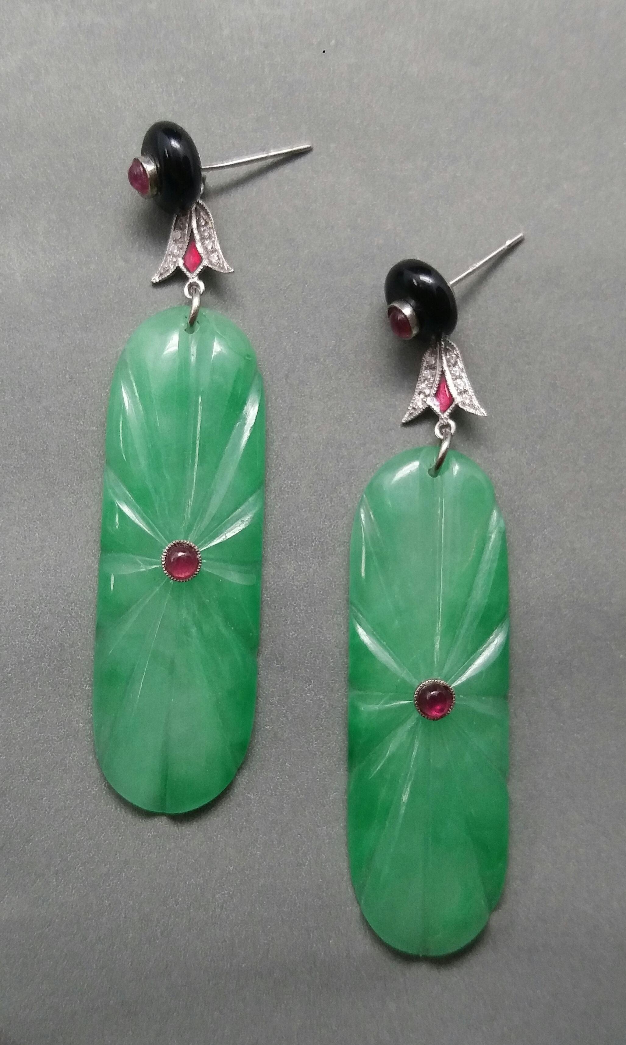 Orecchini a goccia in stile Art Deco con giada incisa, rubino, onice nero, oro, diamanti e smalto In condizioni buone in vendita a Bangkok, TH