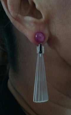Boucles d'oreilles trapèze de style Art déco en cristal de roche gravé, émail, rubis et diamants
