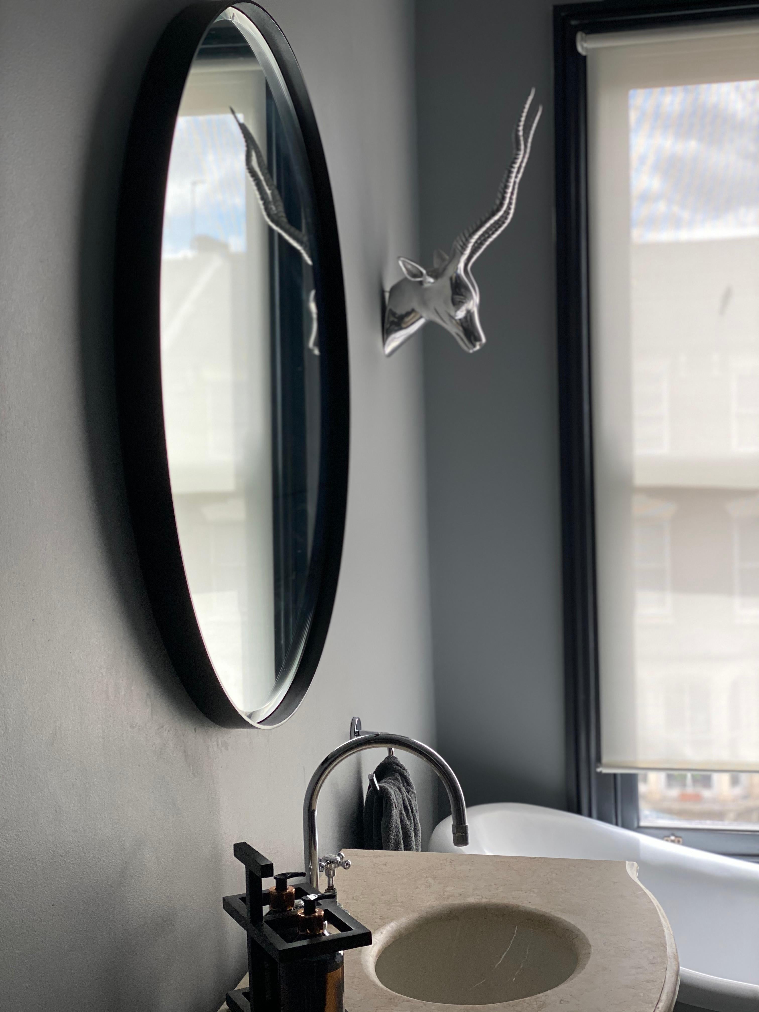 Maßgefertigter runder Eros-Spiegelspiegel, schwarz, mit abgeschrägten Details, Klarglas (Art déco) im Angebot