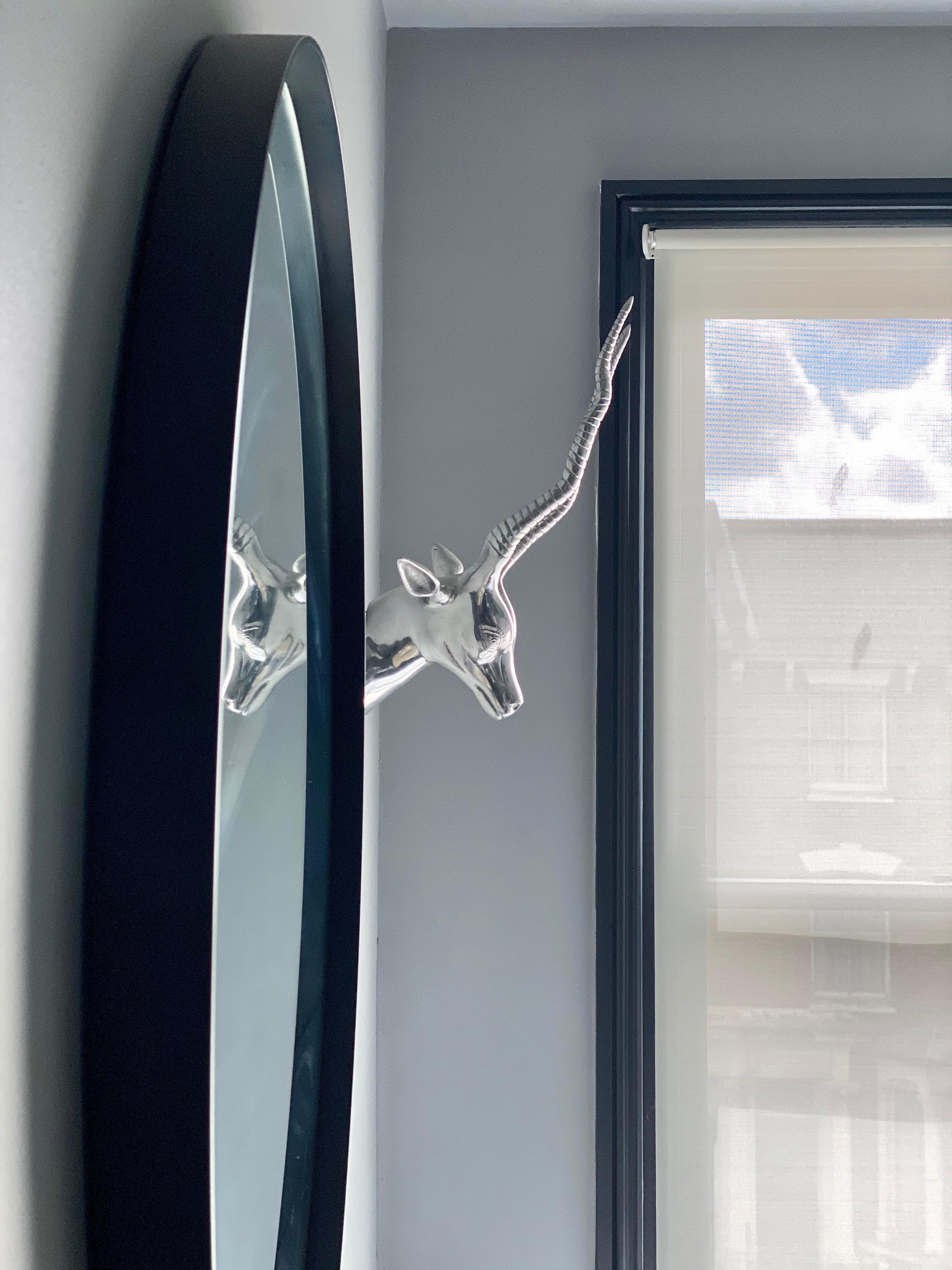 Maßgefertigter runder Eros-Spiegelspiegel, schwarz, mit abgeschrägten Details, Klarglas (Britisch) im Angebot