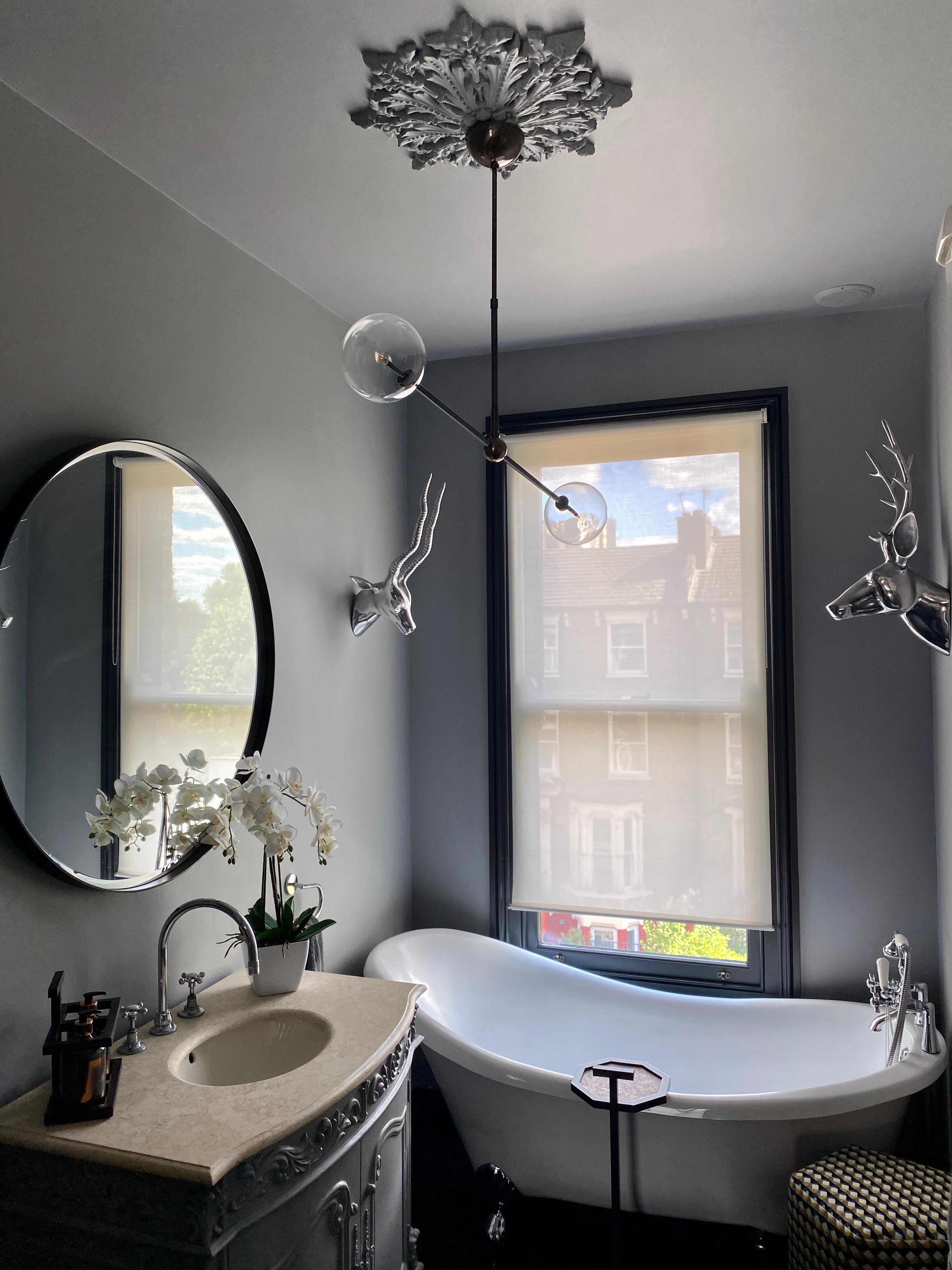 Maßgefertigter runder Eros-Spiegelspiegel, schwarz, mit abgeschrägten Details, Klarglas im Zustand „Neu“ im Angebot in London, GB