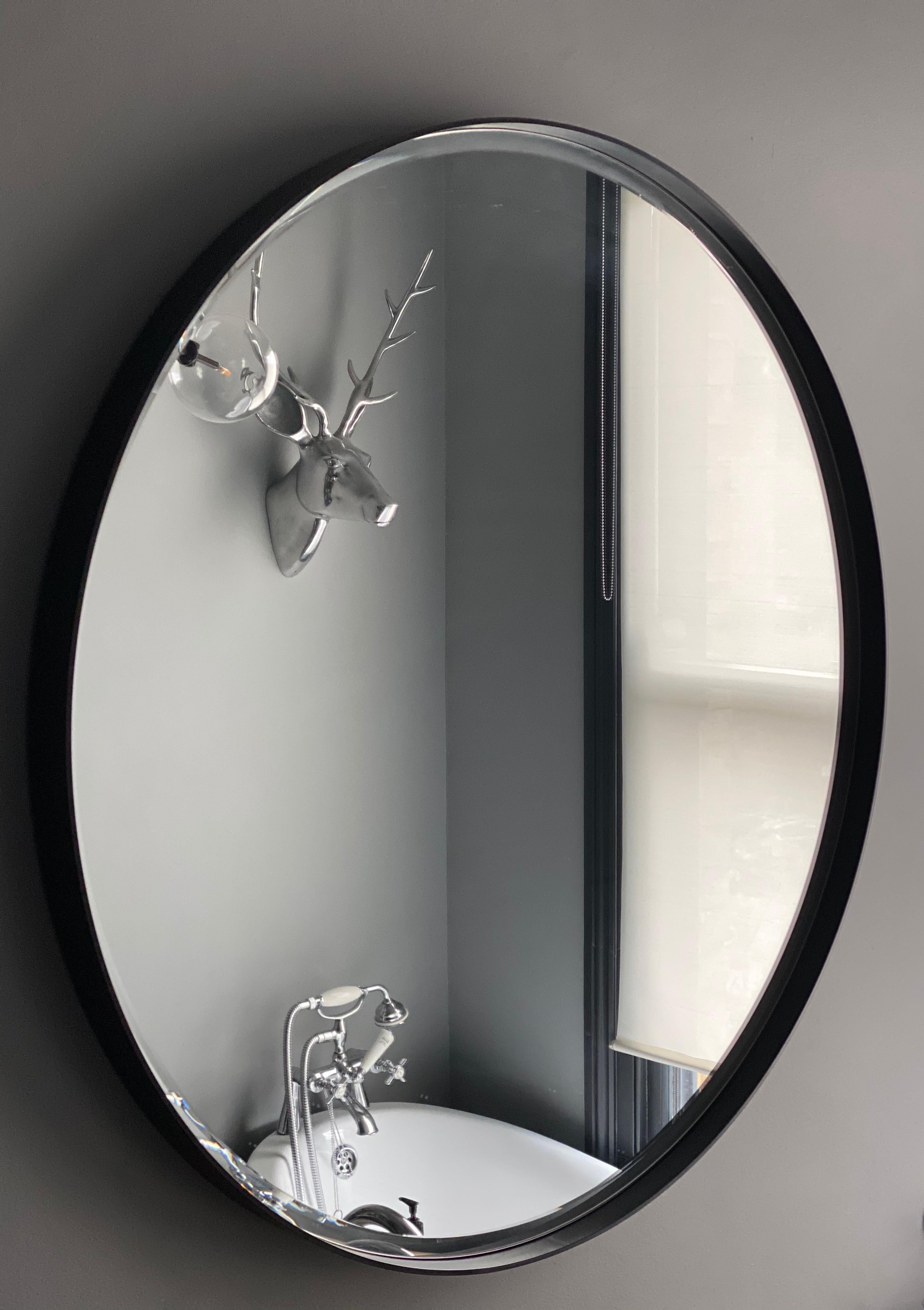 Maßgefertigter runder Eros-Spiegelspiegel, schwarz, mit abgeschrägten Details, Klarglas (21. Jahrhundert und zeitgenössisch) im Angebot