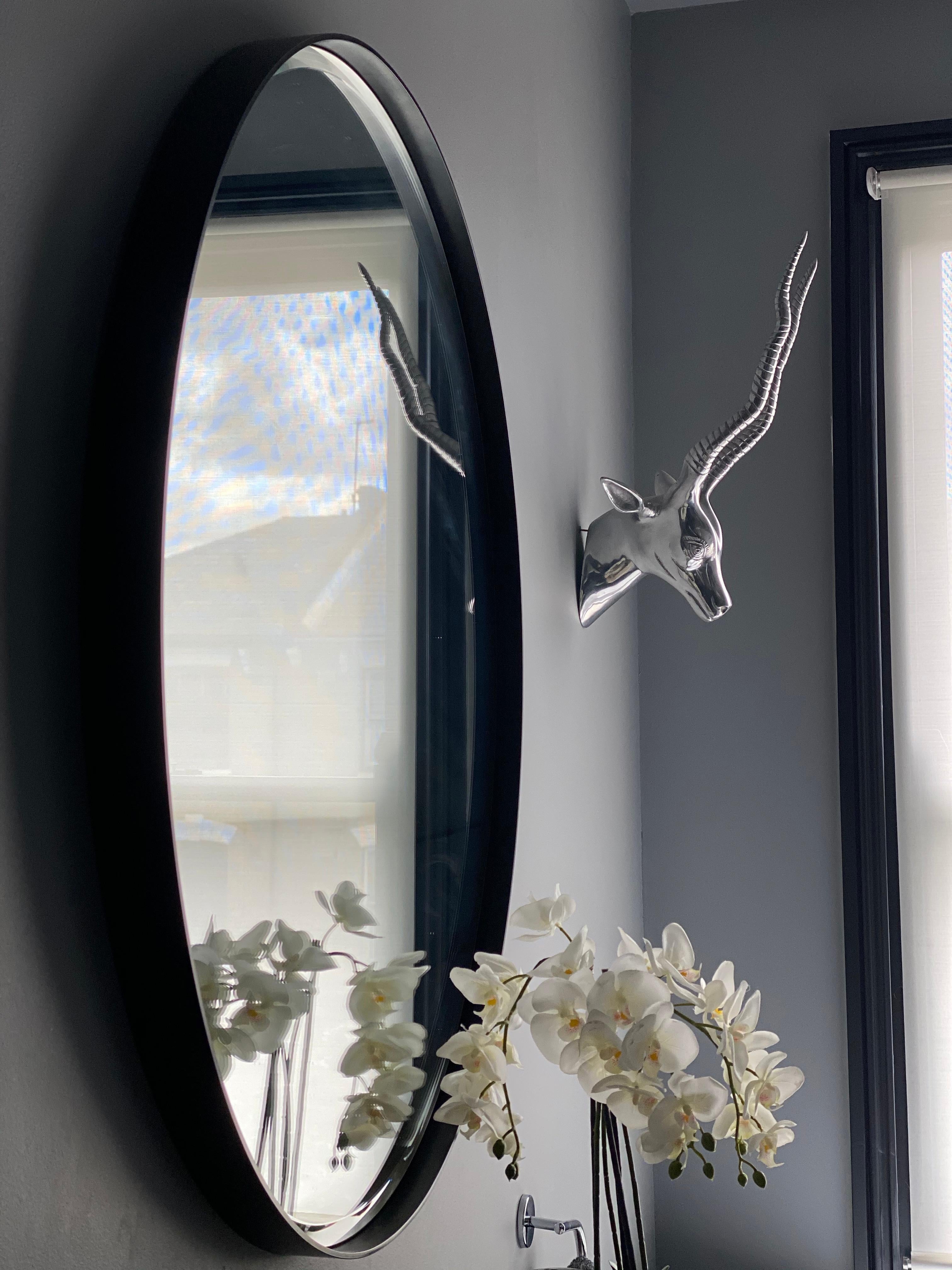 Maßgefertigter runder Eros-Spiegelspiegel, schwarz, mit abgeschrägten Details, Klarglas (Messing) im Angebot