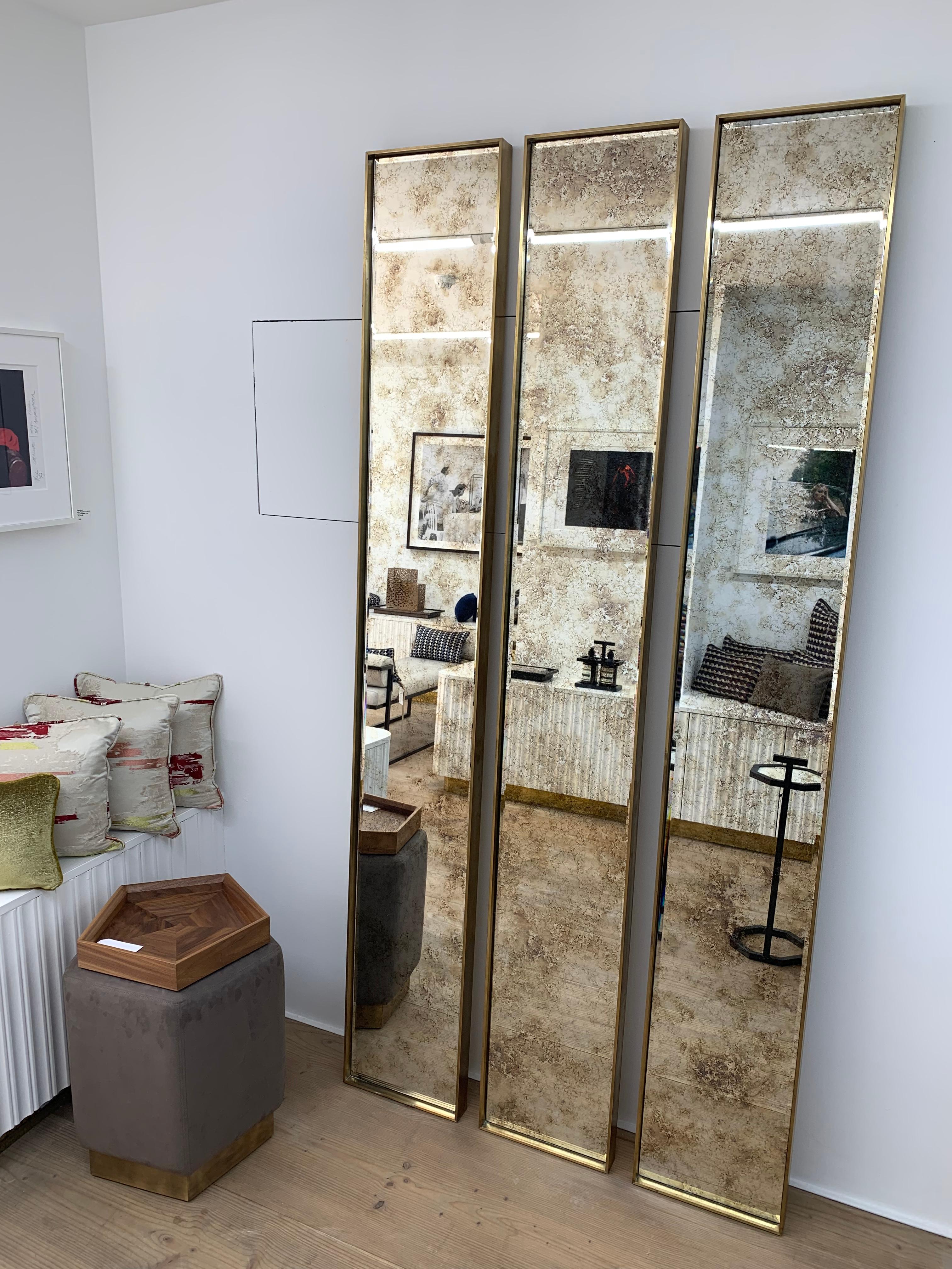 Custom Made Art Deco Style Eros Slim Messing plattiert Spiegel mit antiken Spiegel im Zustand „Neu“ im Angebot in London, GB