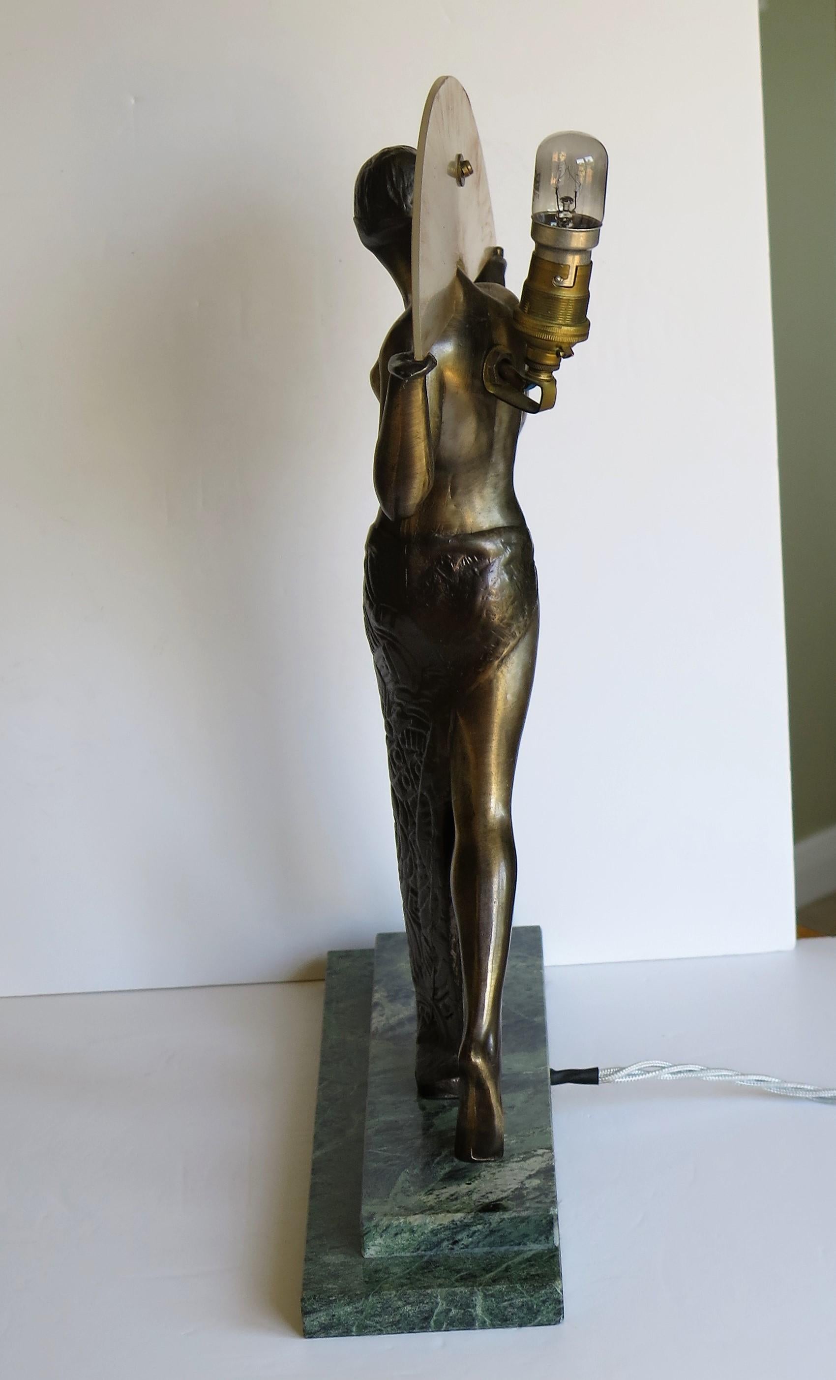 Lampe figurative d'une danseuse sur éventail de style Art Déco d'après Max Le Verrier, milieu du 20e siècle 2