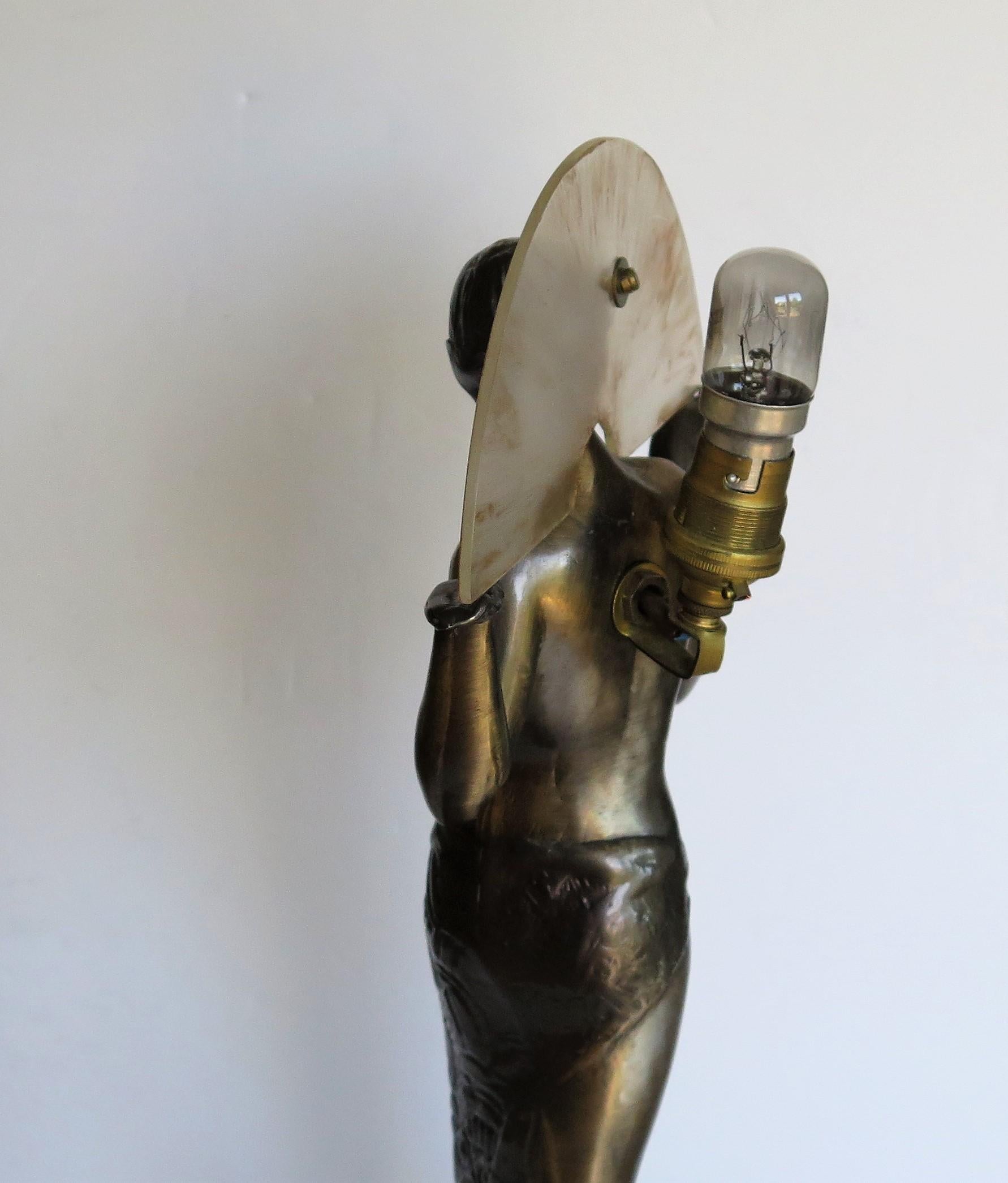 Lampe figurative d'une danseuse sur éventail de style Art Déco d'après Max Le Verrier, milieu du 20e siècle 3