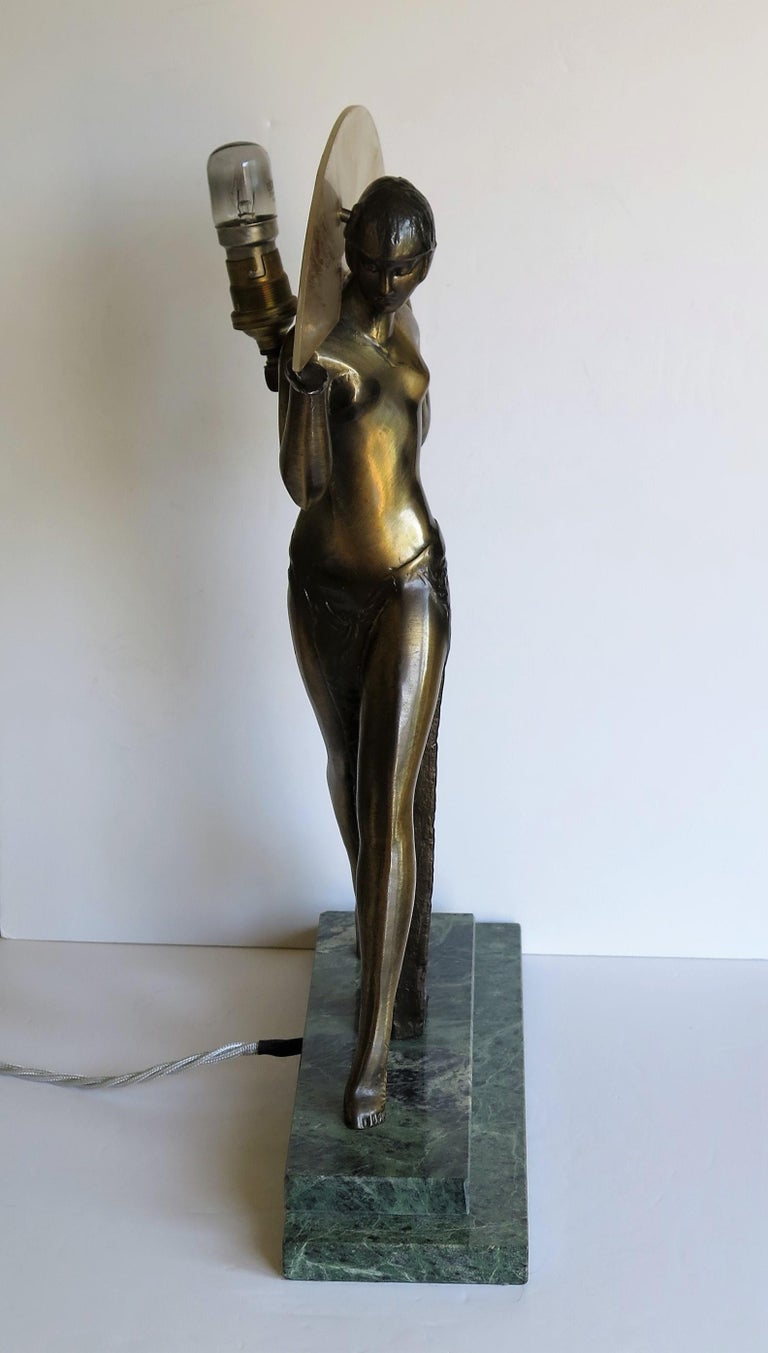 Lampe figurative d'une danseuse sur éventail de style Art Déco d'après Max Le Verrier, milieu du 20e siècle En vente 4
