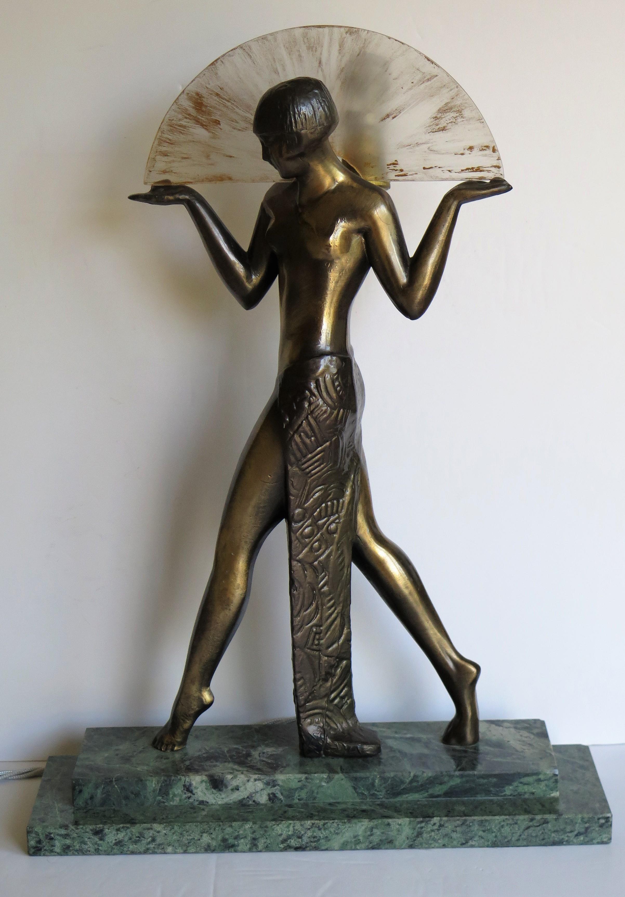 Moulage Lampe figurative d'une danseuse sur éventail de style Art Déco d'après Max Le Verrier, milieu du 20e siècle