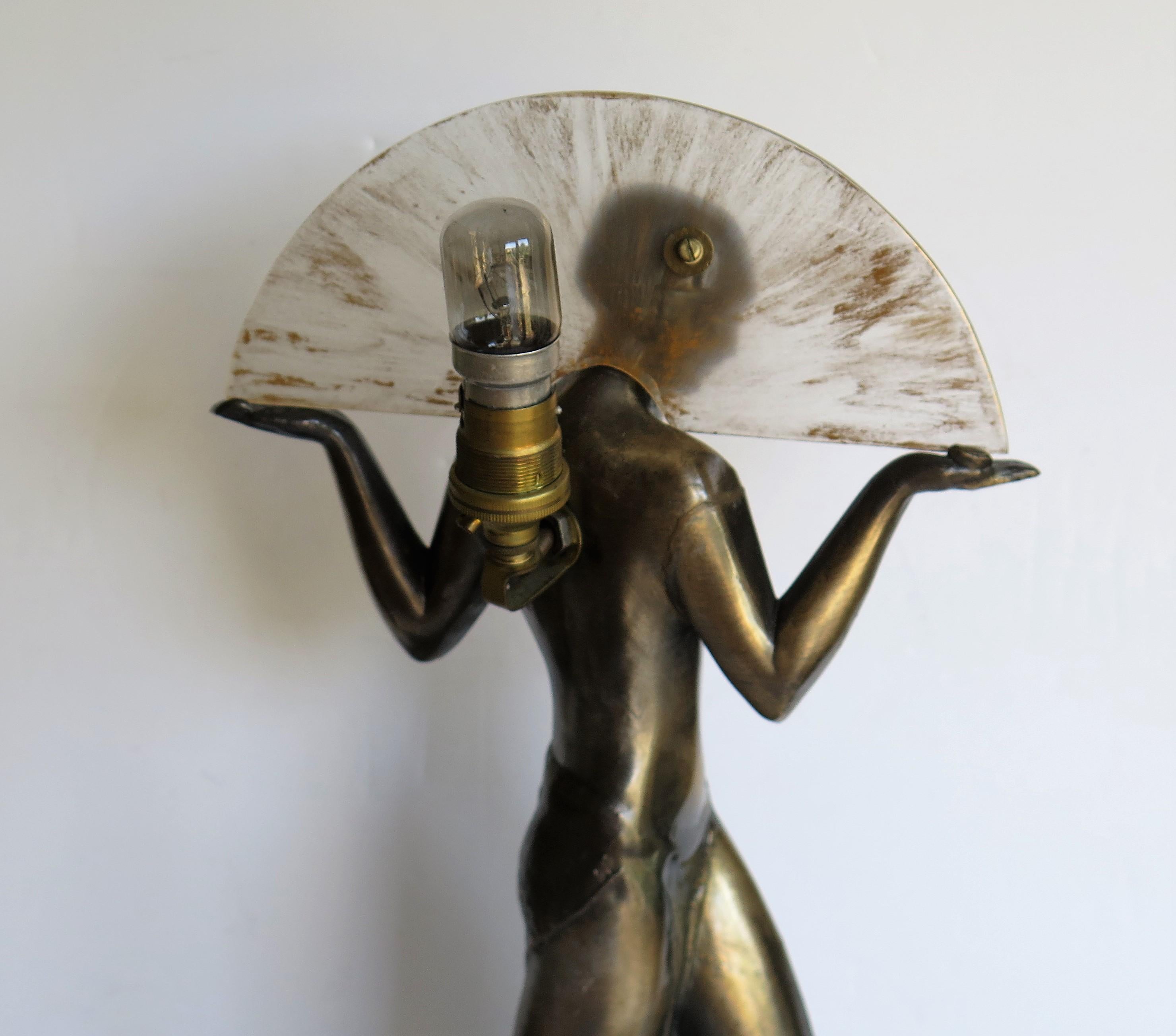 Lampe figurative d'une danseuse sur éventail de style Art Déco d'après Max Le Verrier, milieu du 20e siècle 1