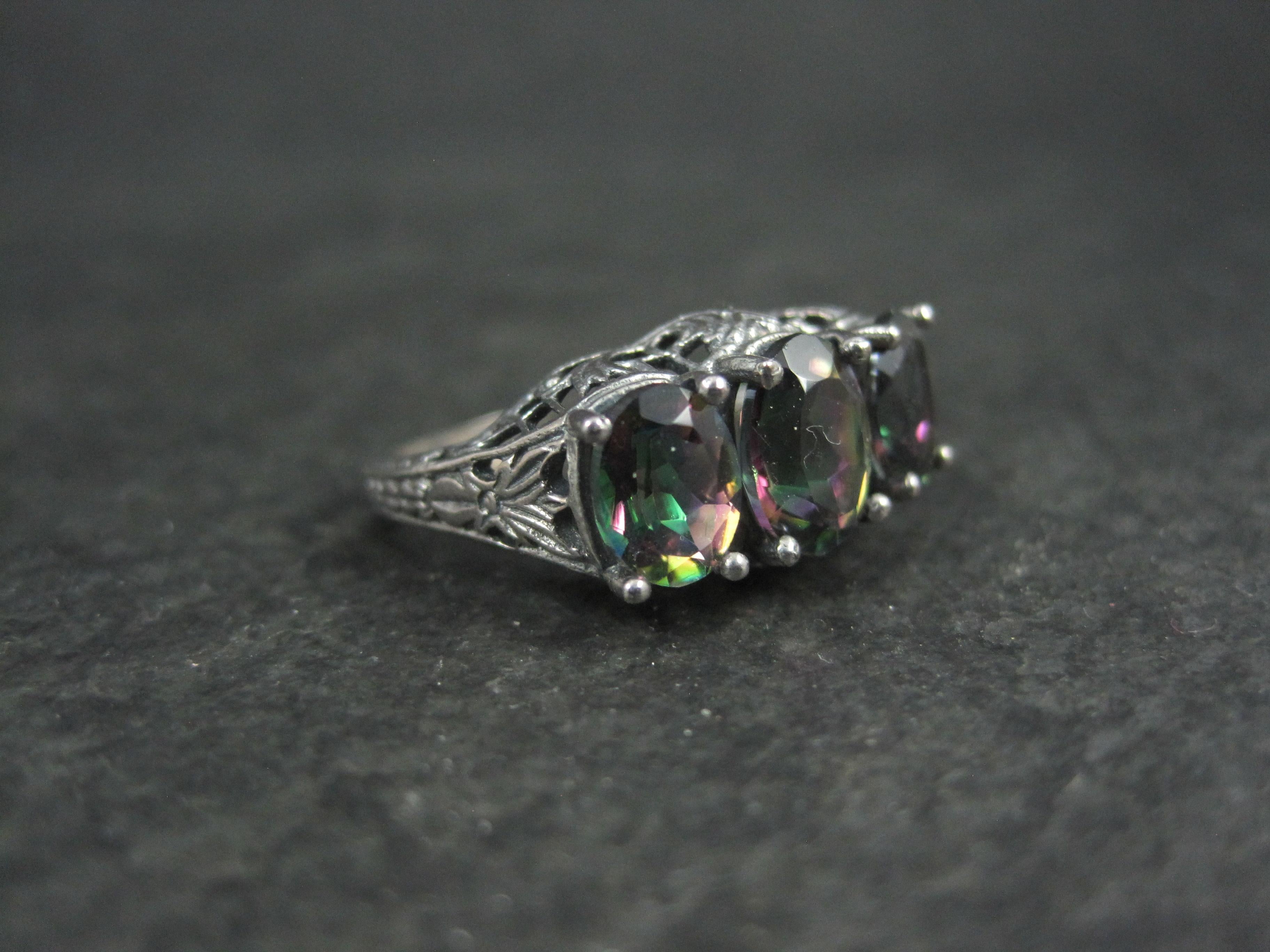 Questo bellissimo anello è stato creato da stampi originali Art Deco.
È in argento sterling e presenta gemme di topazio mistico di taglio ovale da 6x8 e 5x7 mm.
La faccia di questo anello misura 3/8 di pollice da nord a sud con un rialzo di 6 mm dal