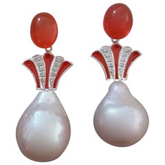 Boucles d'oreilles en goutte de style Art déco en opale de feu, perle baroque crème, or, diamants et émail