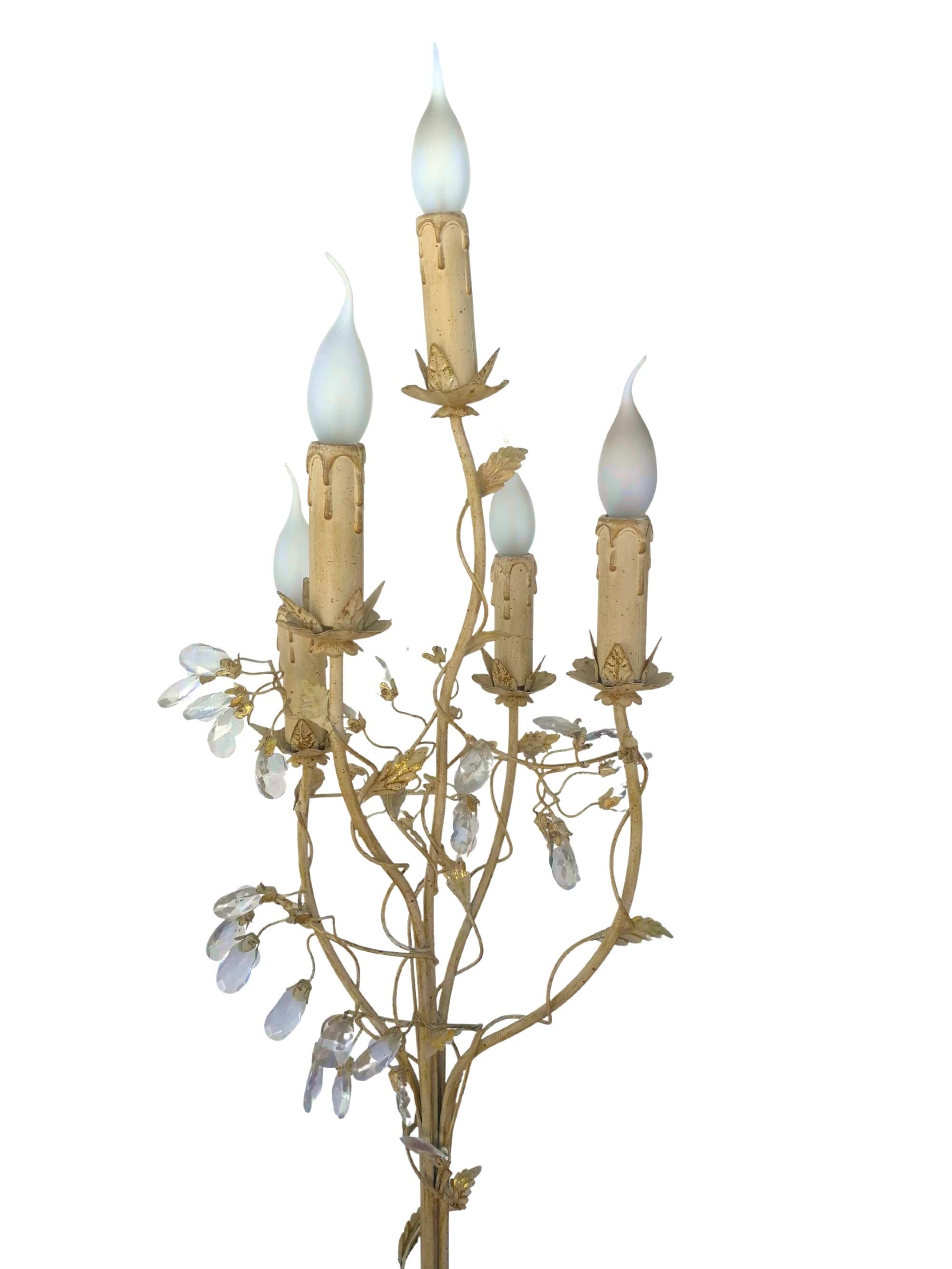 From the base rise 5 stems forming a trunk, which spread out from each other at the top, each of them serving as a support for a light. Each stem is crowned with a corolla and 4 leaves forming a flower which serves as a support for a false candle in