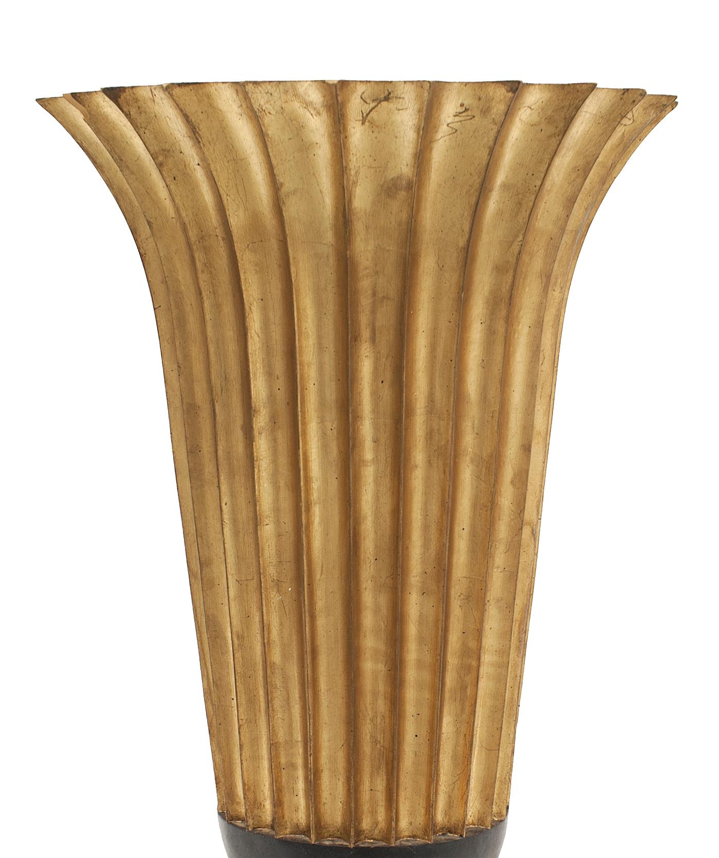 2 goldene Pflanzgefäße im Art-Déco-Stil mit facettierten Seiten und ausgestelltem Deckel auf 6-seitigen Sternsockeln (PREIS PRO STÜCK)
