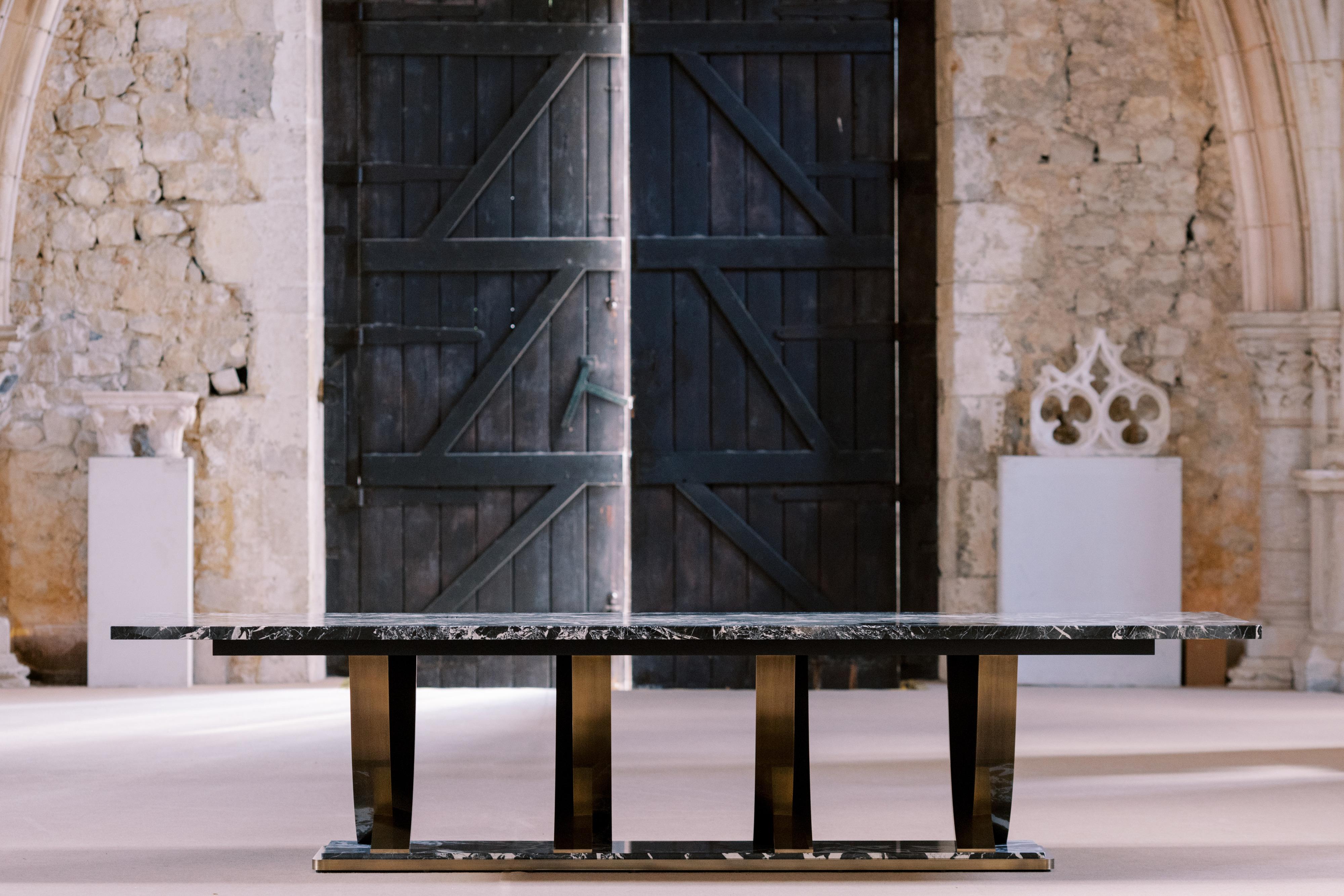 Table de salle à manger Fontaine, Collection S, fabriquée à la main au Portugal - Europe par GF Modern.

La table de salle à manger Fontaine porte le nom de Jean de La Fontaine, poète et fabuliste français. Elle reflète le style Art déco qui
