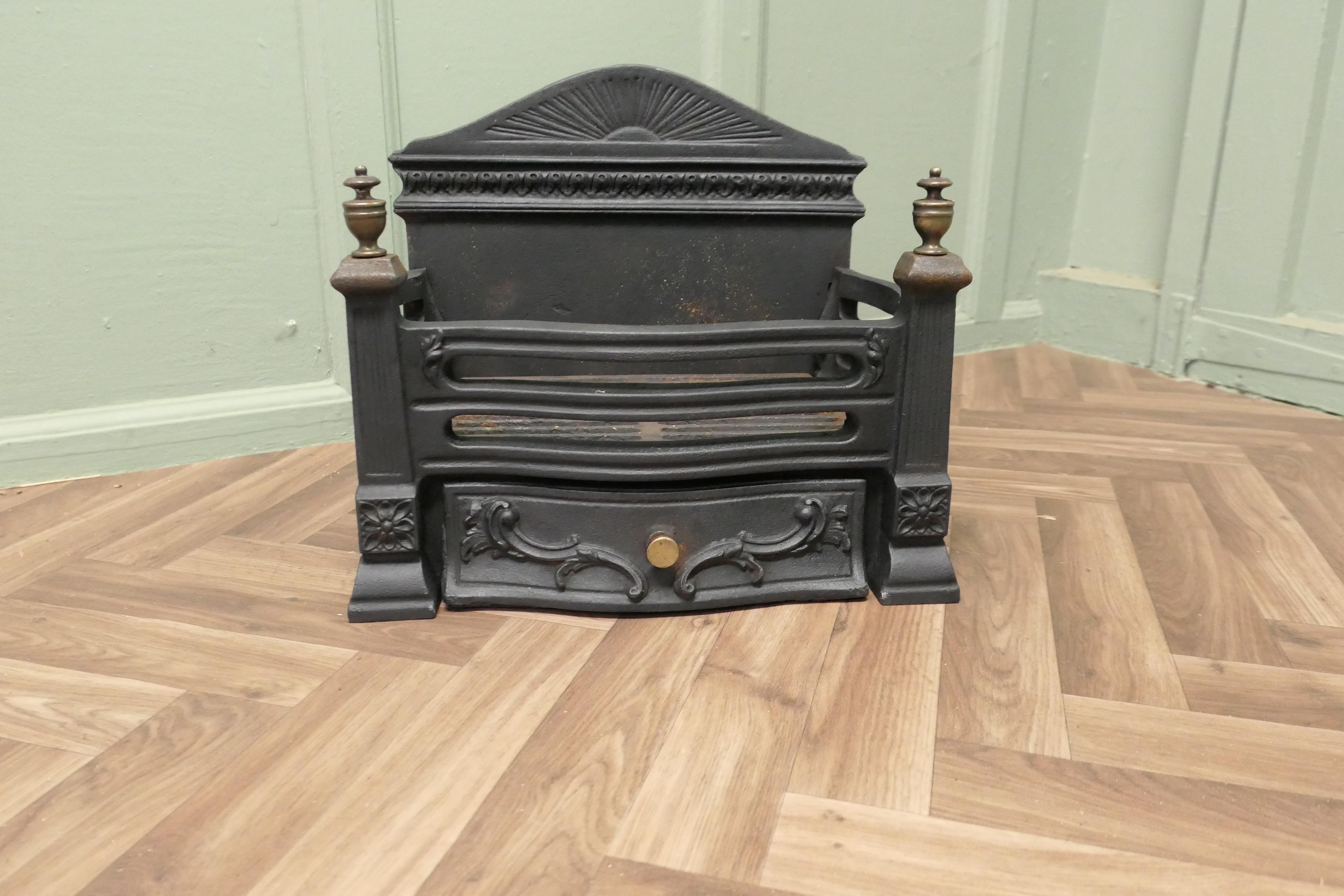 Brasero sur pied de style Art Decoratif avec dos décoratif et bac à cendres

Il s'agit d'une pièce utile et décorative, la grille a un dos de feu en fer décoré dans le style art déco, le corps du feu fait le tour de tous les côtés et il a un