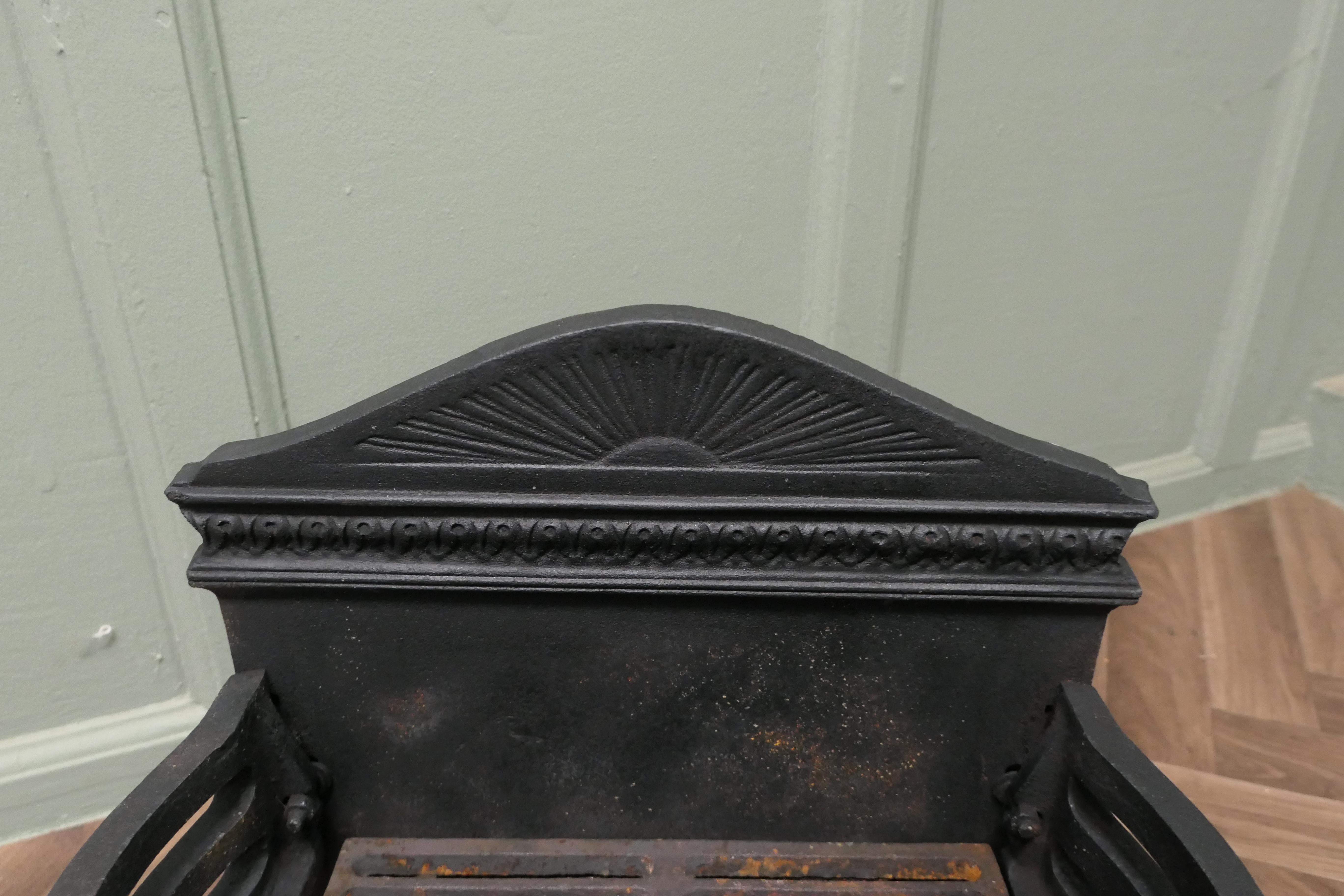 Art déco Brasero sur pied de style Art Decoratif avec dos décoratif et bac à cendres en vente