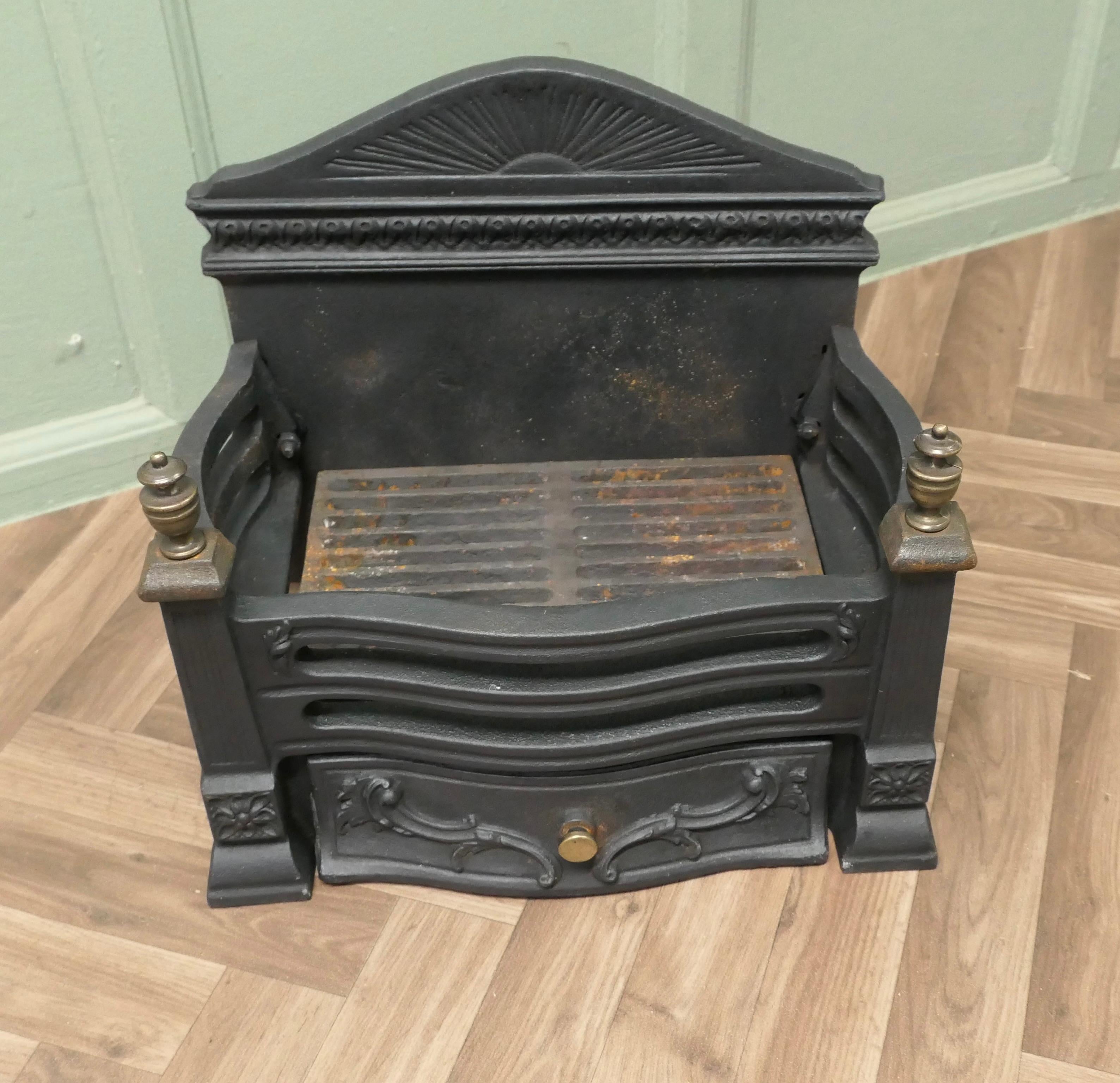 Brasero sur pied de style Art Decoratif avec dos décoratif et bac à cendres Bon état - En vente à Godshill, Isle of Wight