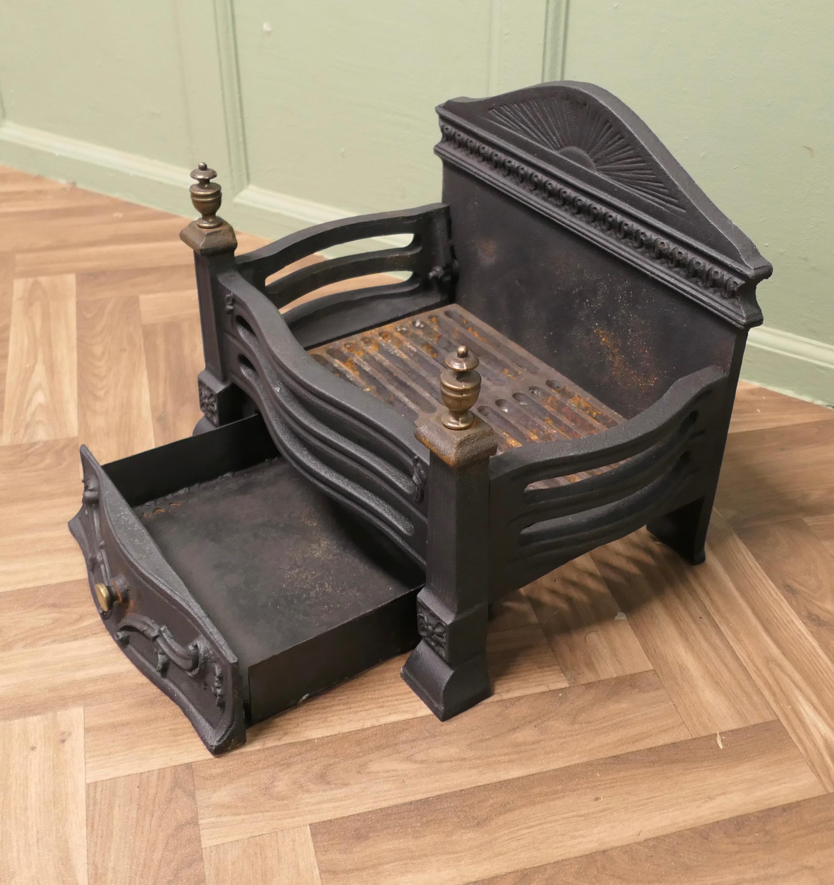 Début du 20ème siècle Brasero sur pied de style Art Decoratif avec dos décoratif et bac à cendres en vente