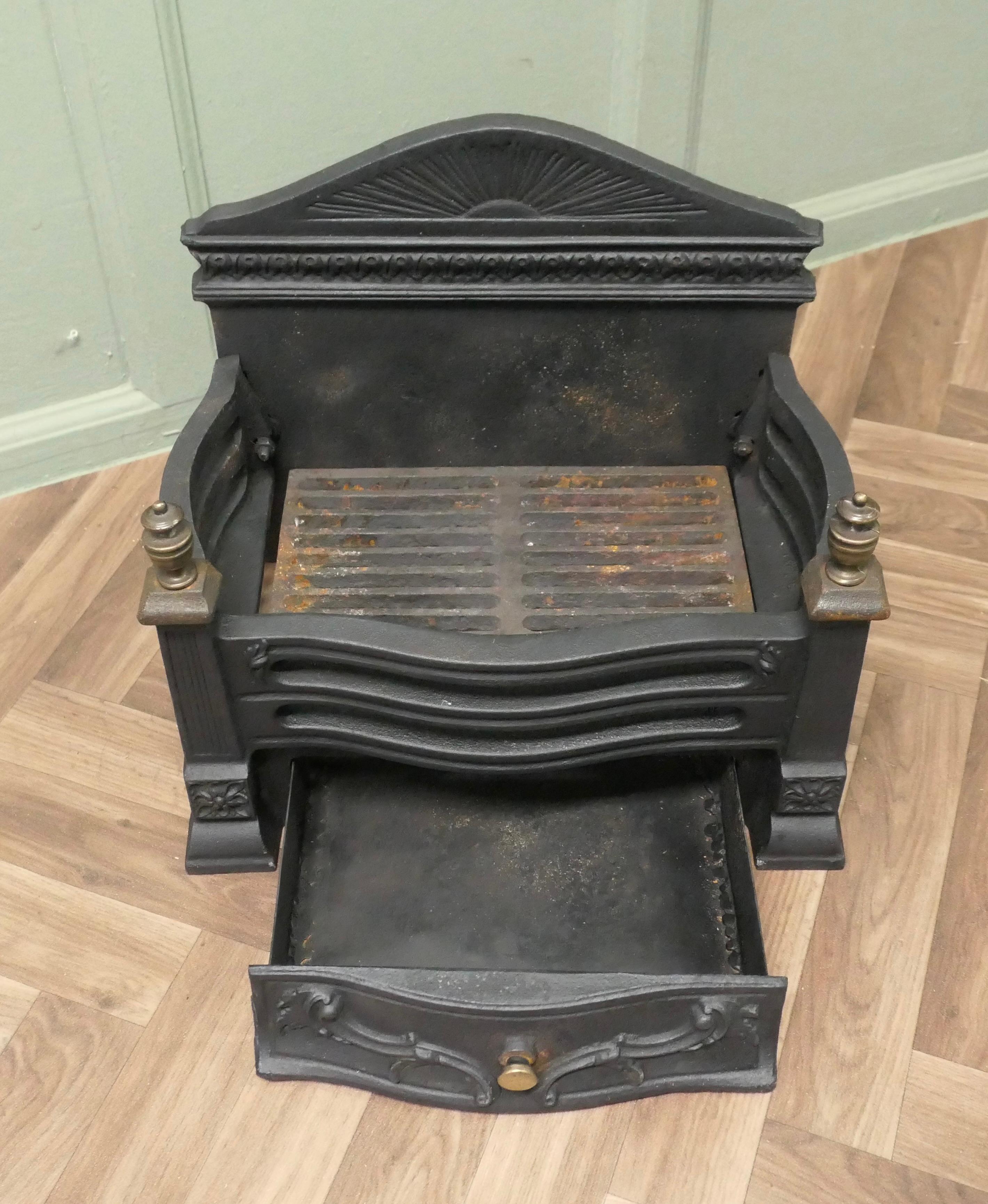 Fer Brasero sur pied de style Art Decoratif avec dos décoratif et bac à cendres en vente