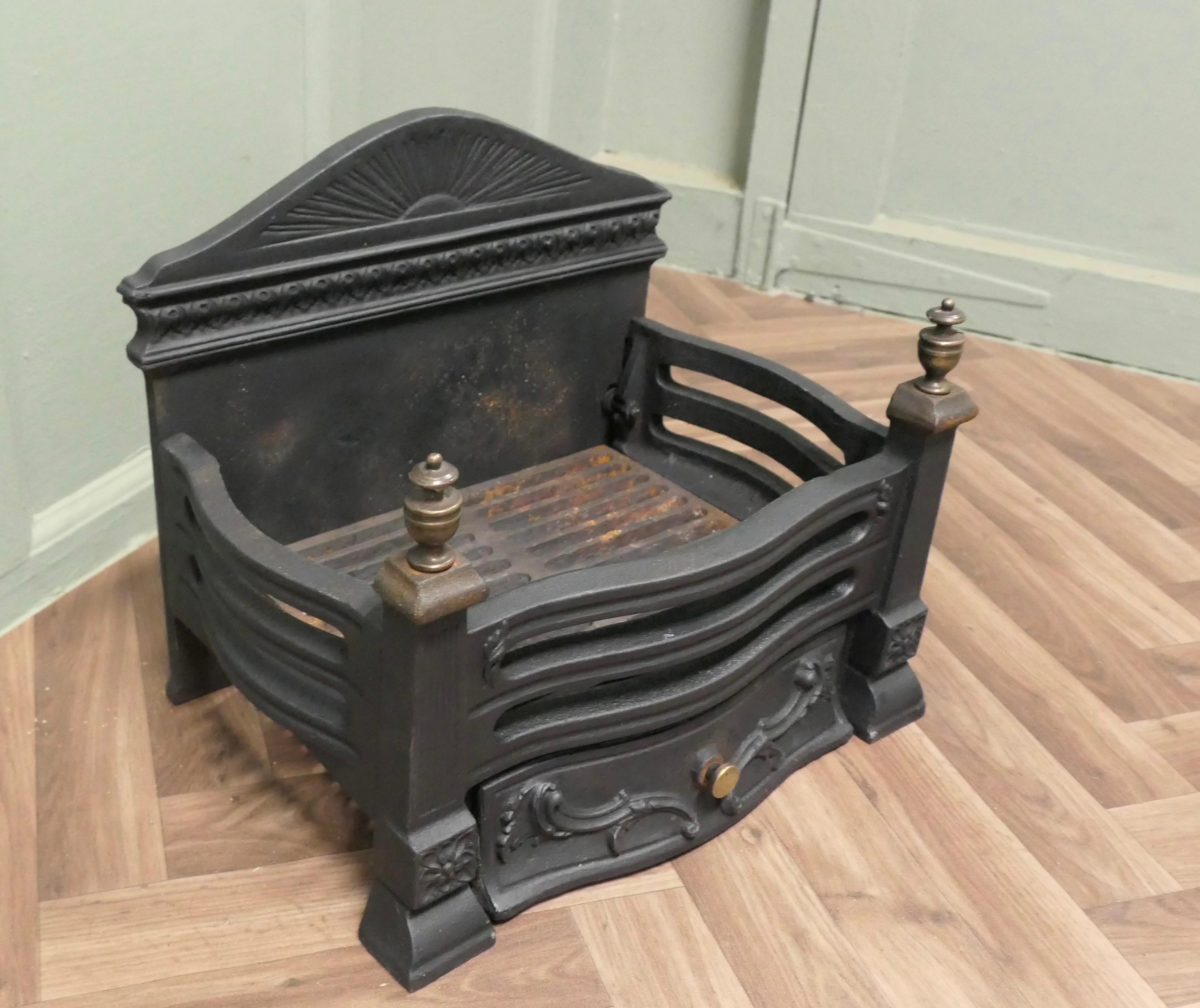 Brasero sur pied de style Art Decoratif avec dos décoratif et bac à cendres en vente 1