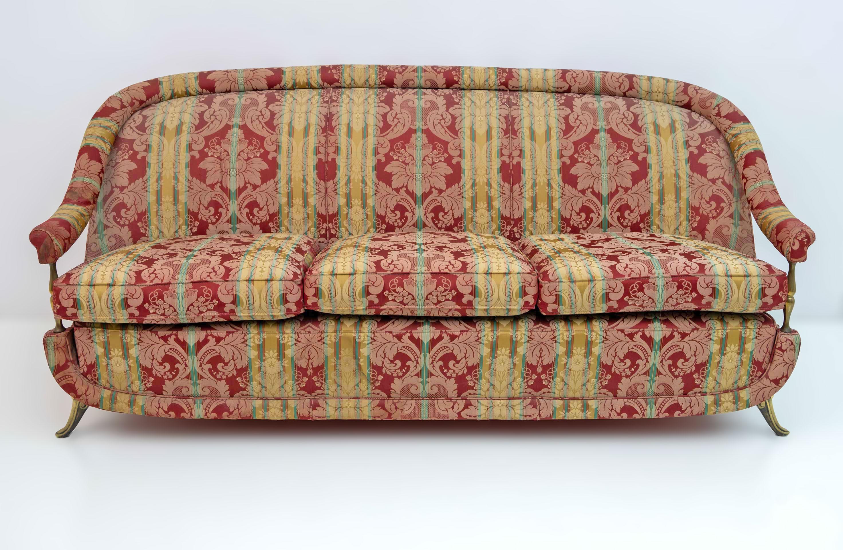 Three-seater sofa in Art Deco style, with feet and columns to support the armrests, in brass. The upholstery was redone twenty years ago but is worn and stained, new upholstery is recommended. French production from the 1950s.
