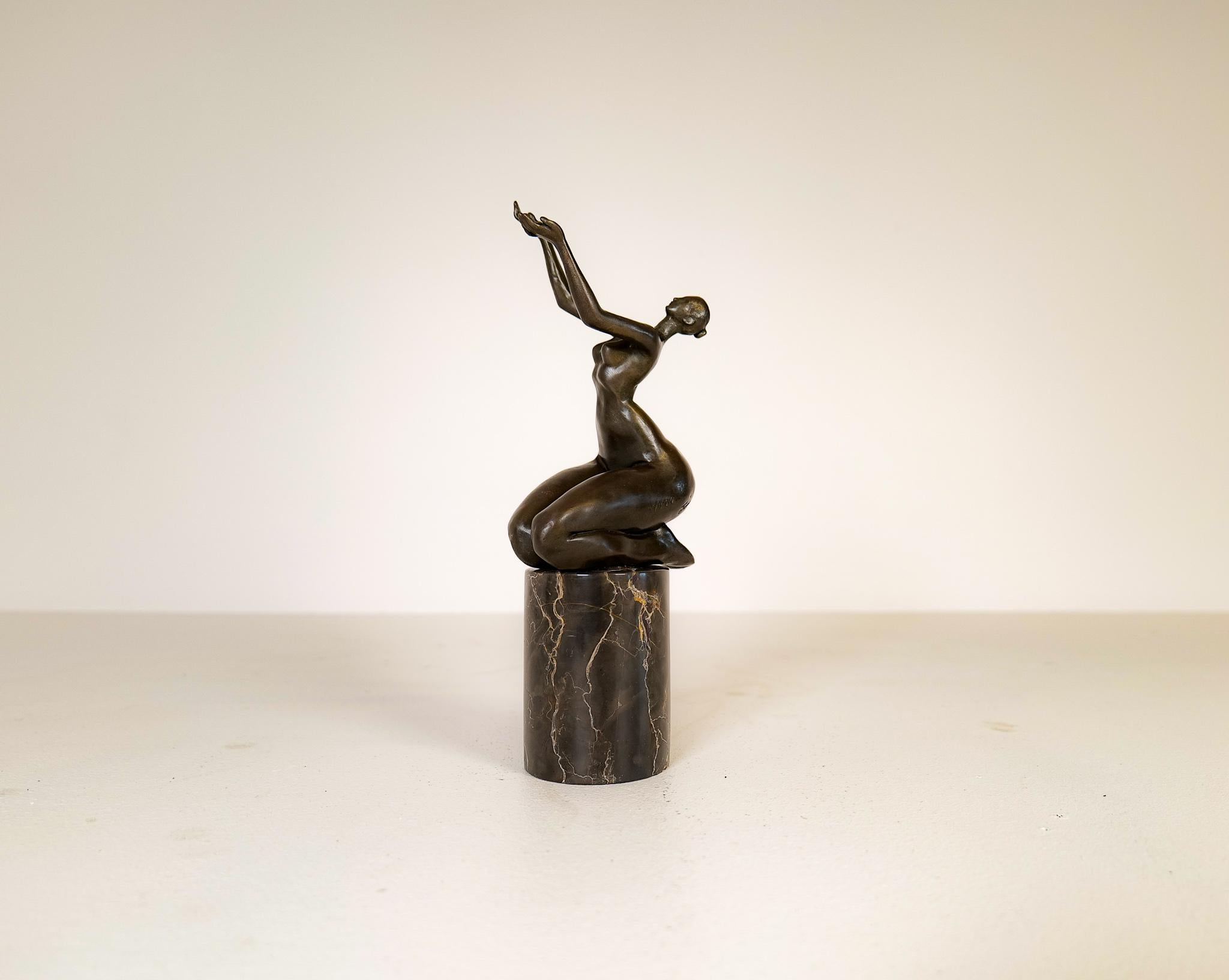 A wonderful Art Deco style sculpture of a women reaching for the sky, made in patinated bronze figurine signed J.B.Deposee / sign. Juno. The figurine is placed on a marble plinth. 

Good condition with wonderful age patina. 

Dimensions: H 33cm,