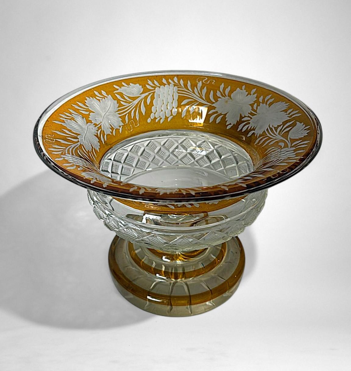 Charmante et élégante coupe avec base, fabriquée entre 1949 et 1951 dans un atelier artisanal de la région de Nancy en France - une région réputée pour sa forte concentration de cristalleries et de maîtres artisans (dont Daum, Baccarat et