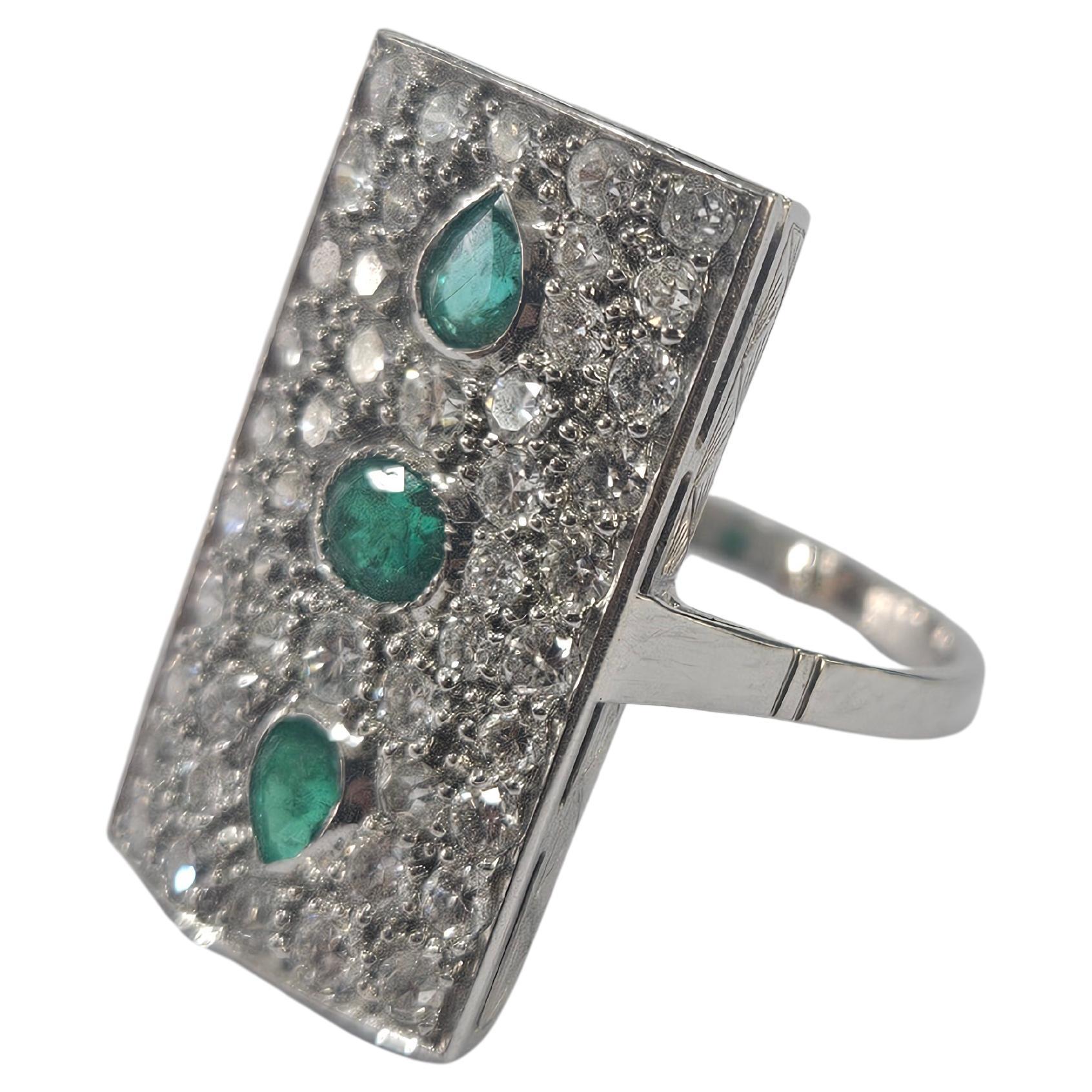 Bague française Art déco de style tardif  Or blanc 18k Émeraude et diamant en vente 6