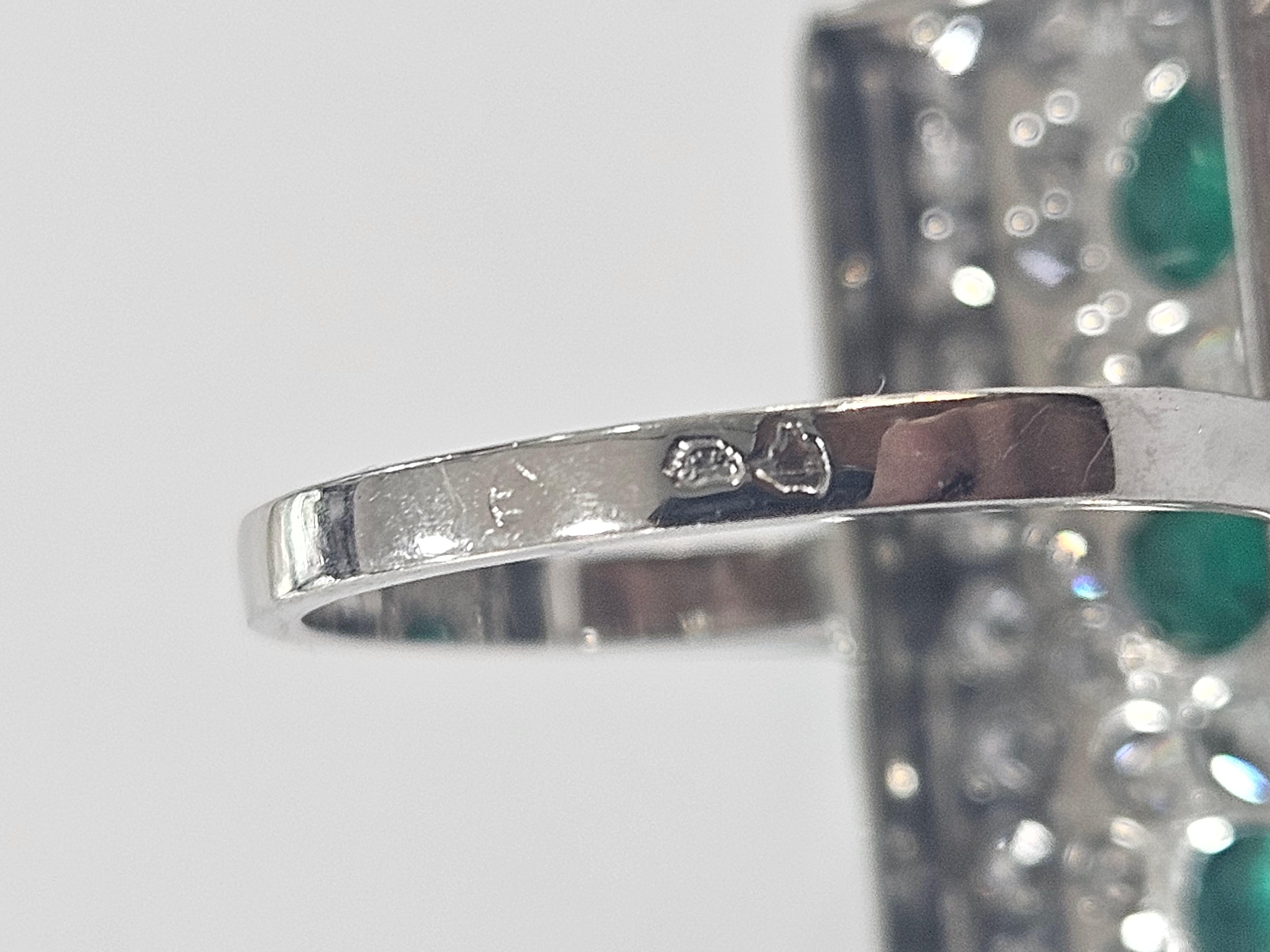 Taille ronde Bague française Art déco de style tardif  Or blanc 18k Émeraude et diamant en vente