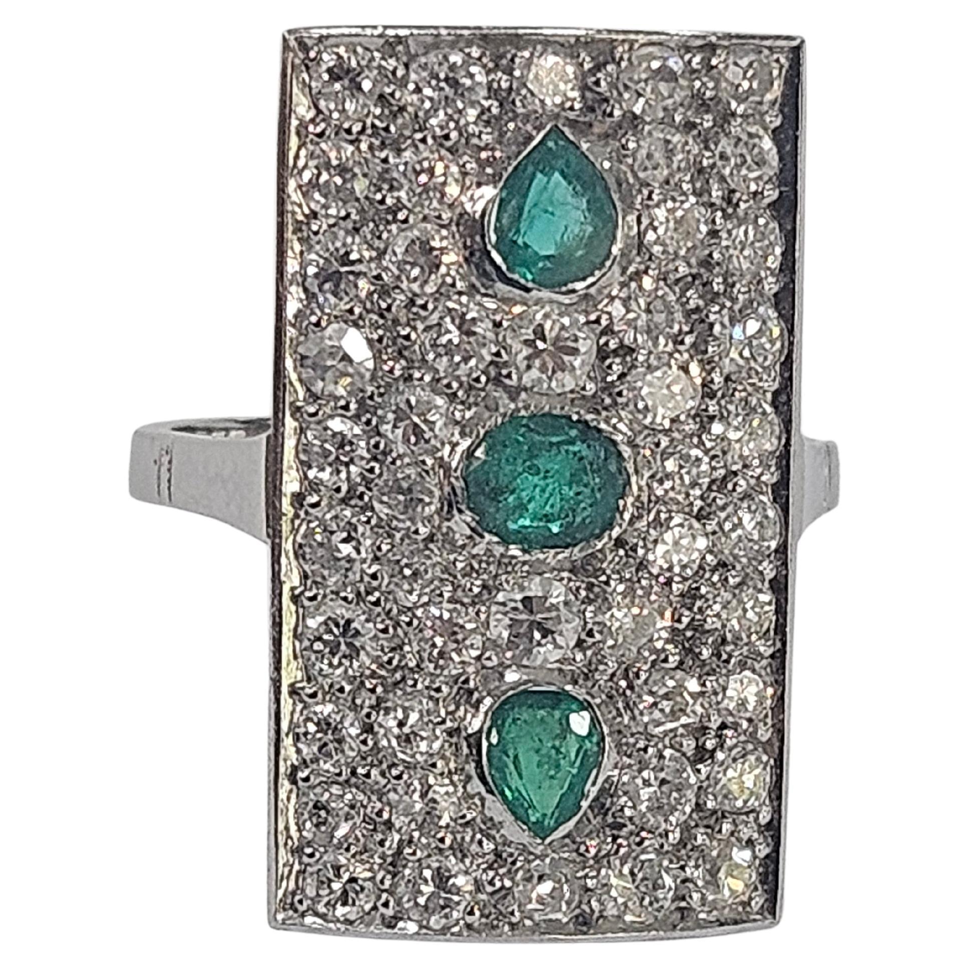 Bague française Art déco de style tardif  Or blanc 18k Émeraude et diamant Unisexe en vente