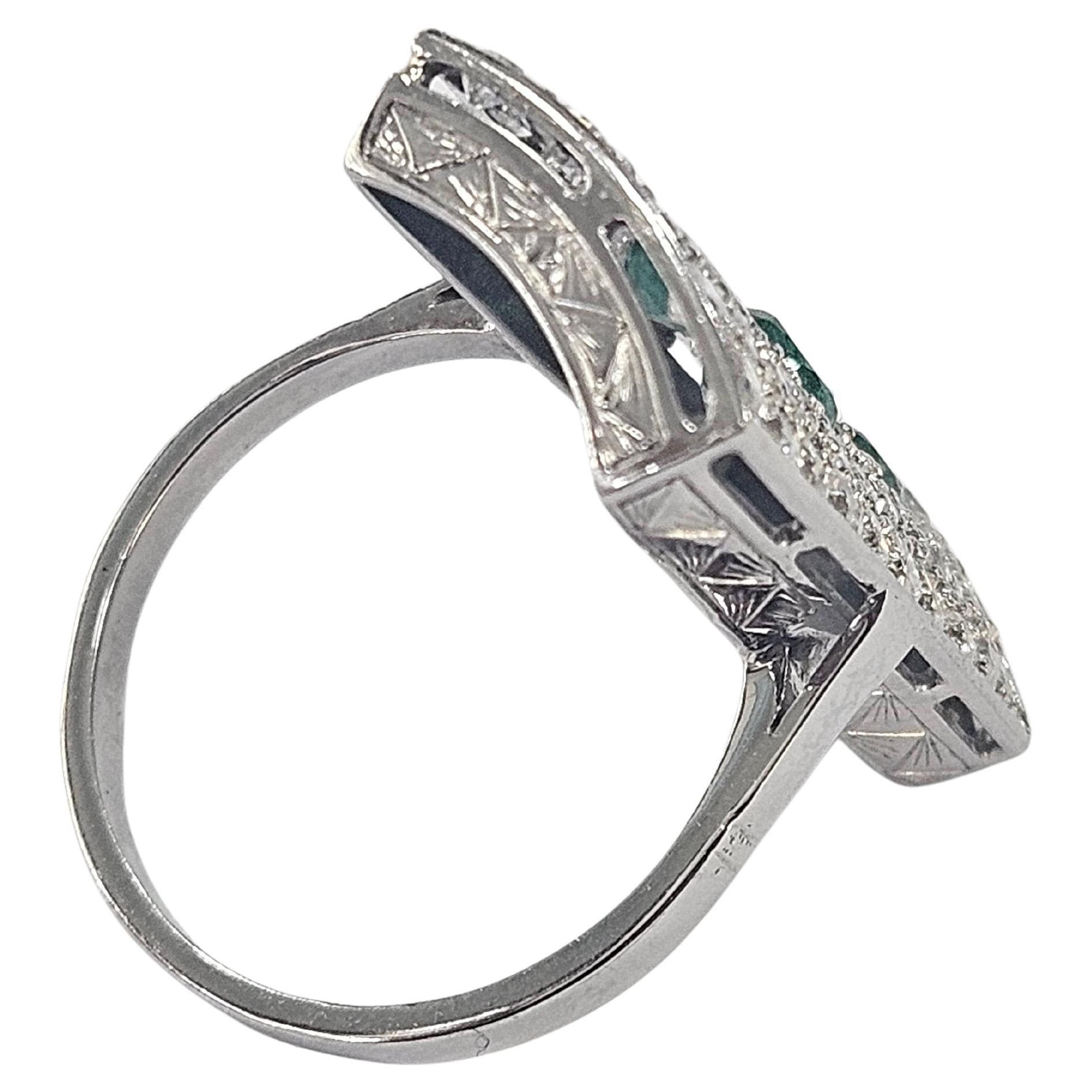 Bague française Art déco de style tardif  Or blanc 18k Émeraude et diamant en vente 1