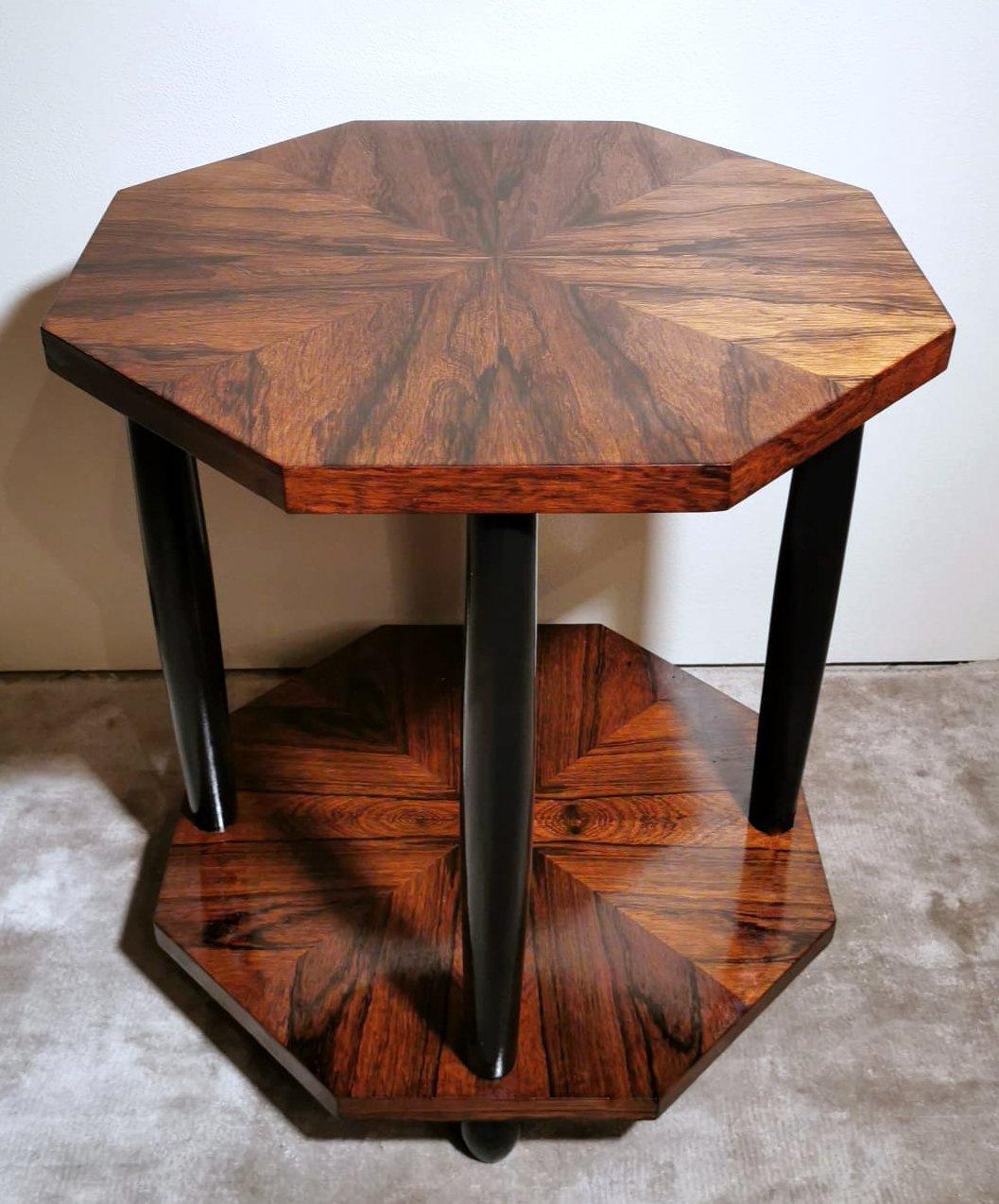 We kindly suggest you read the whole description, because with it we try to give you detailed technical and historical information to guarantee the authenticity of our objects.
Particular and elegant tea table made of flamed European walnut of the